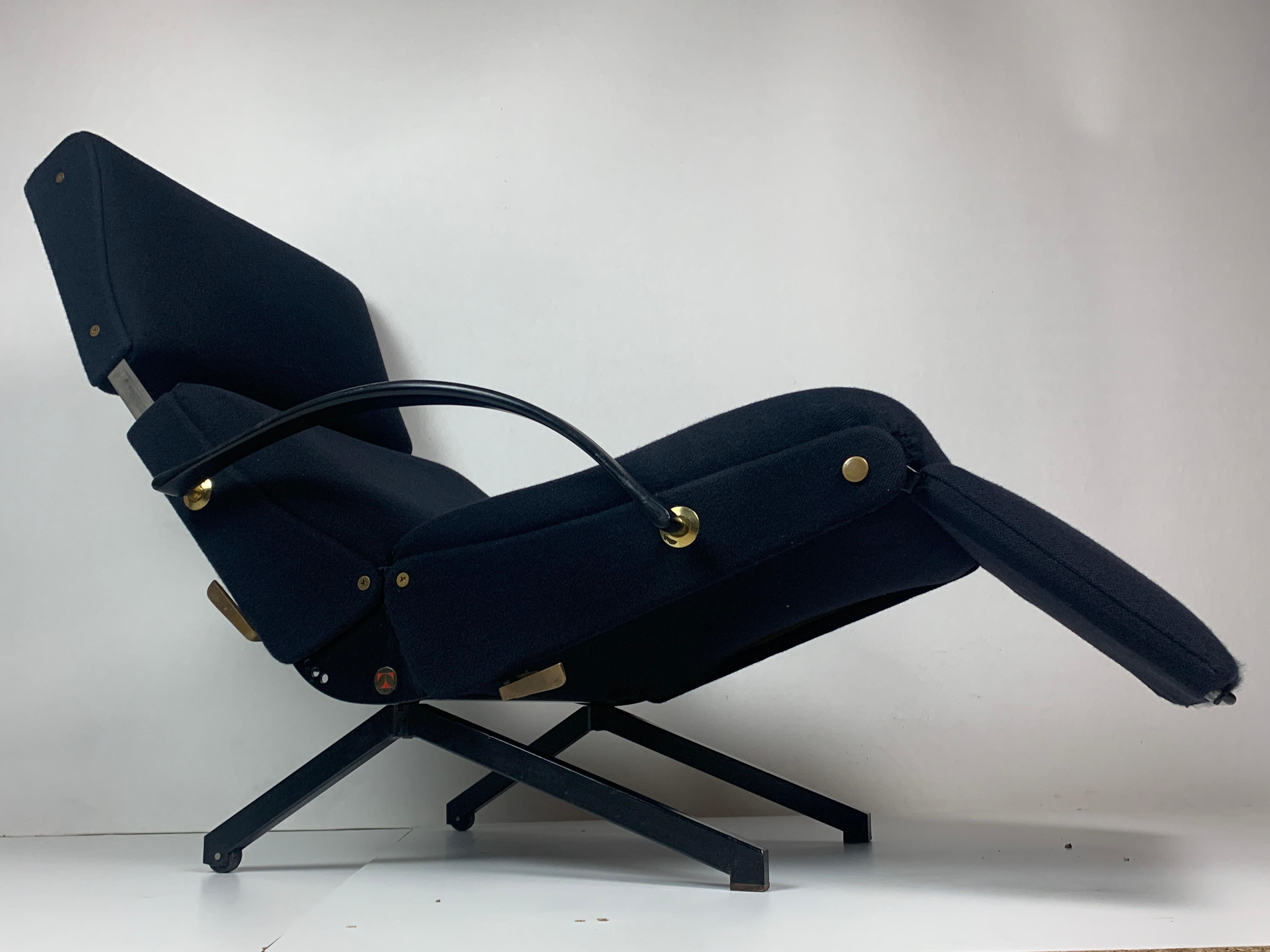 Midcentury dark navy blue lounge chair by Osvaldo Borsani model P40 for Tecno For Sale 1