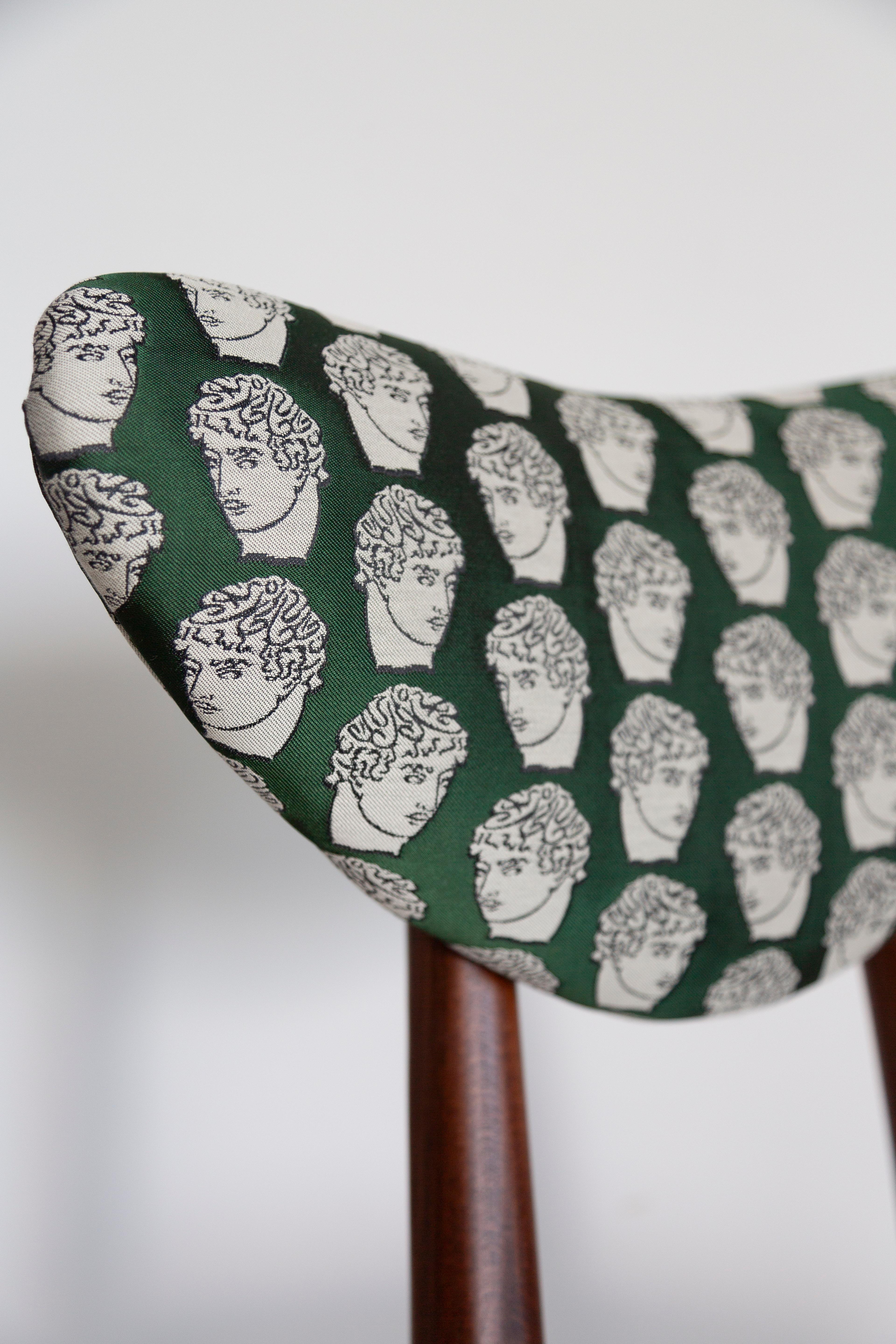 Midcentury David Print Smaragd Satin, Walnuss Holz Herz Stuhl, Europa, 1960er Jahre (Polnisch) im Angebot