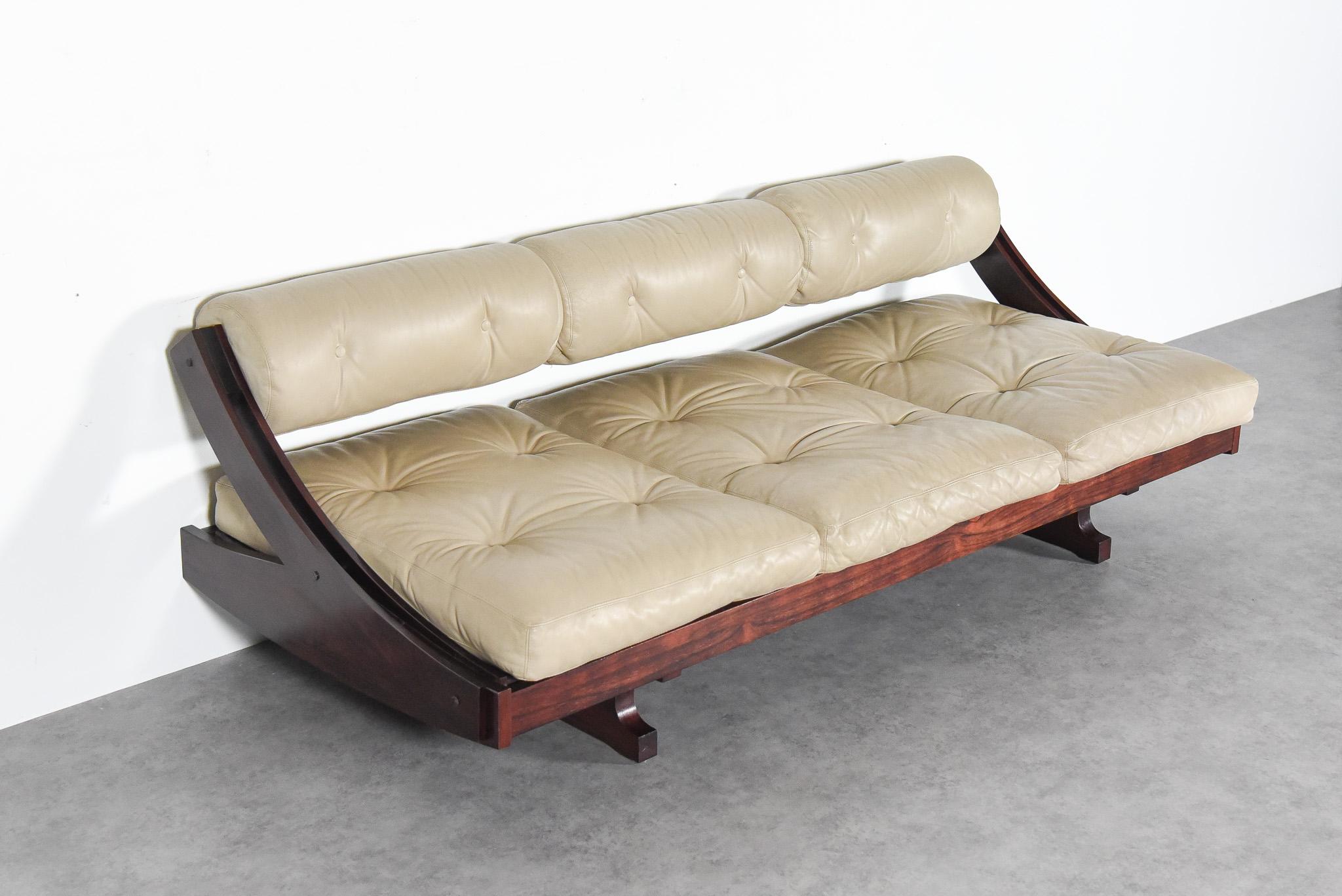 Wonderful daybed or sofa model GS 195, designed by Italian designer Gianni Songia for Sormani.
Very rare version in cream / beige-colored soft leather; frame made of mahogany wood.

The backrest can be folded back with little effort using a