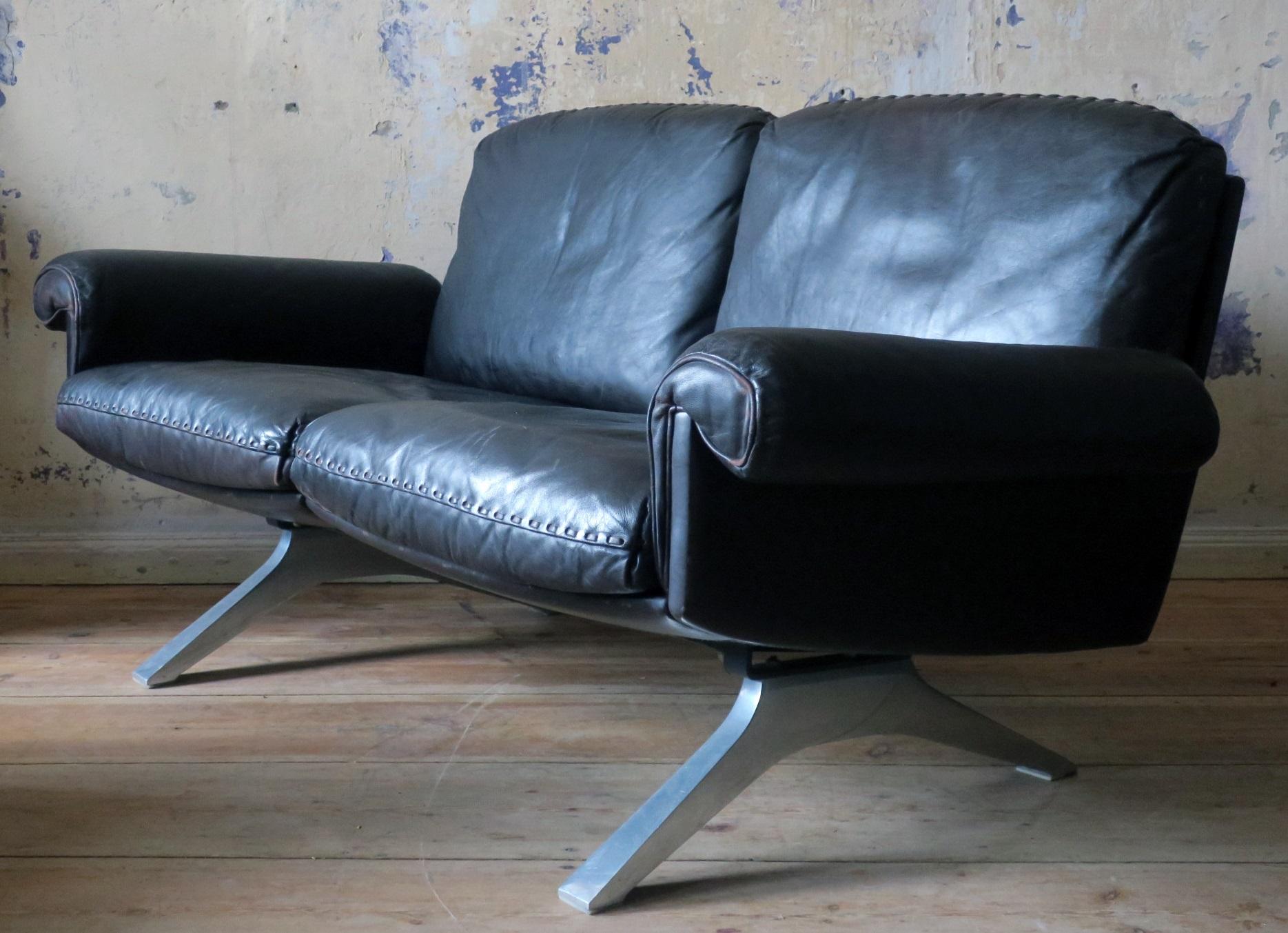 Midcentury De Sede DS 31 Dark Brown Leather Sofa on Aluminum Feet In Good Condition For Sale In Berlin, DE