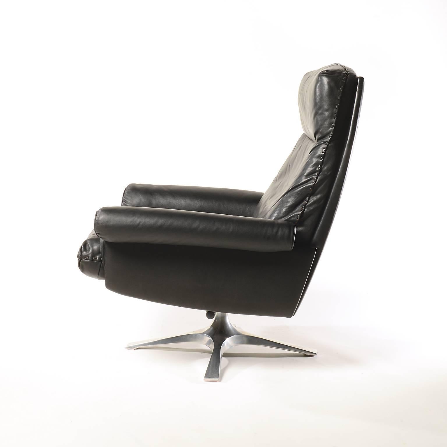 Swiss Midcentury De Sede DS 31 High-Back Swivel Lounge Armchair with Ottoman, 1970