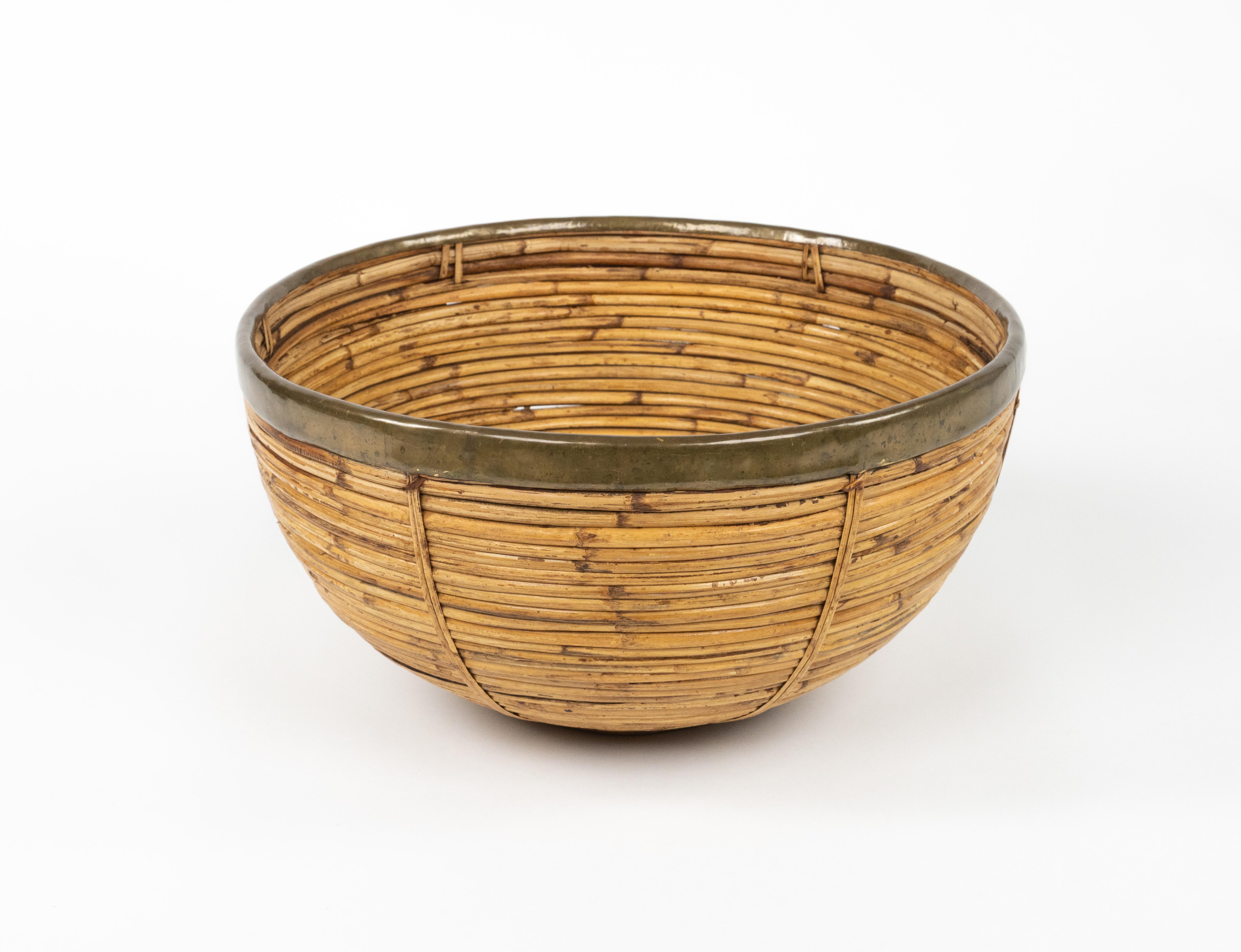 Panier ou bol décoratif du milieu du siècle dernier en rotin, osier et laiton, Italie 1970 en vente 2