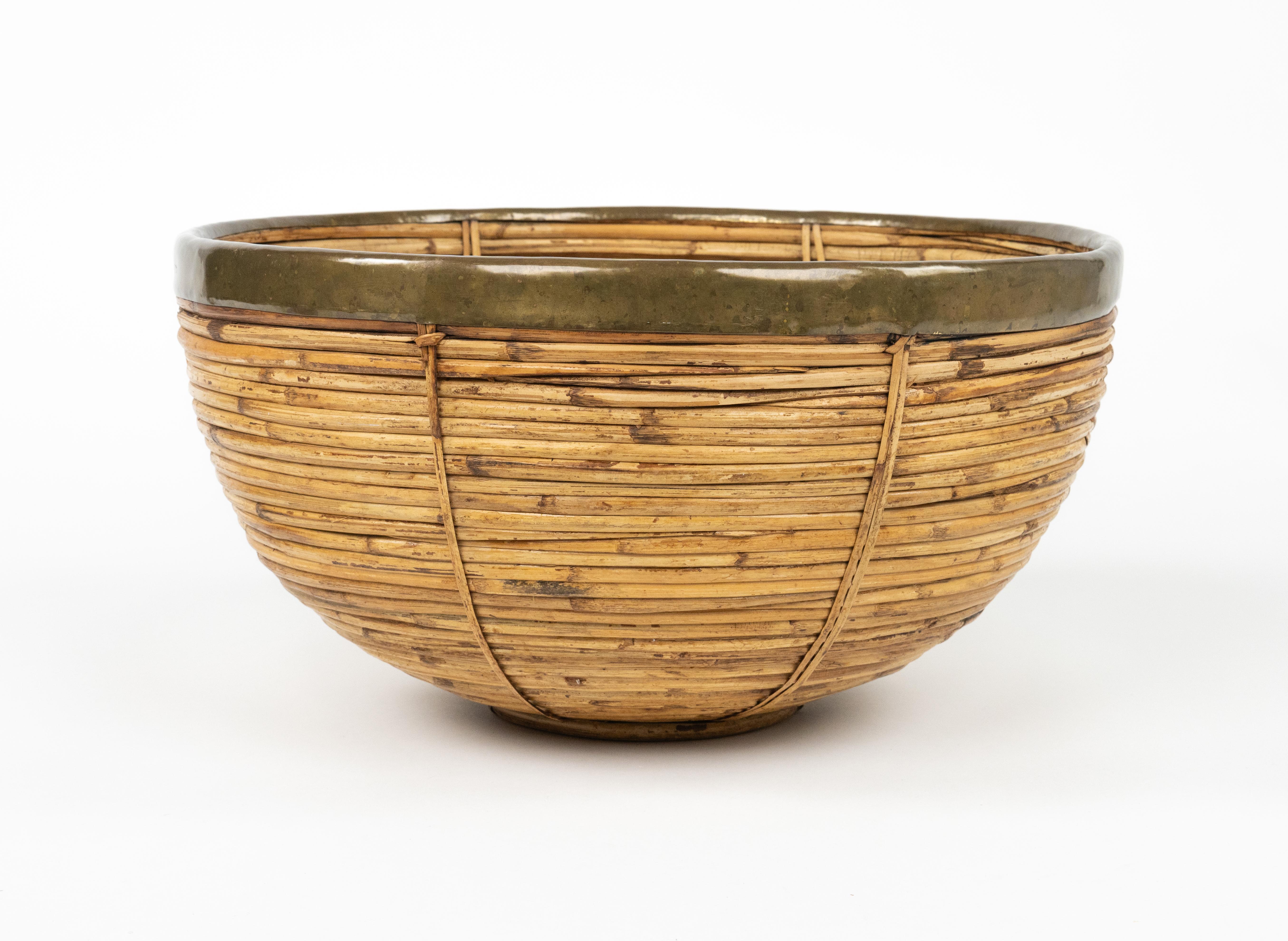 Panier ou bol décoratif du milieu du siècle dernier en rotin, osier et laiton, Italie 1970 en vente 6