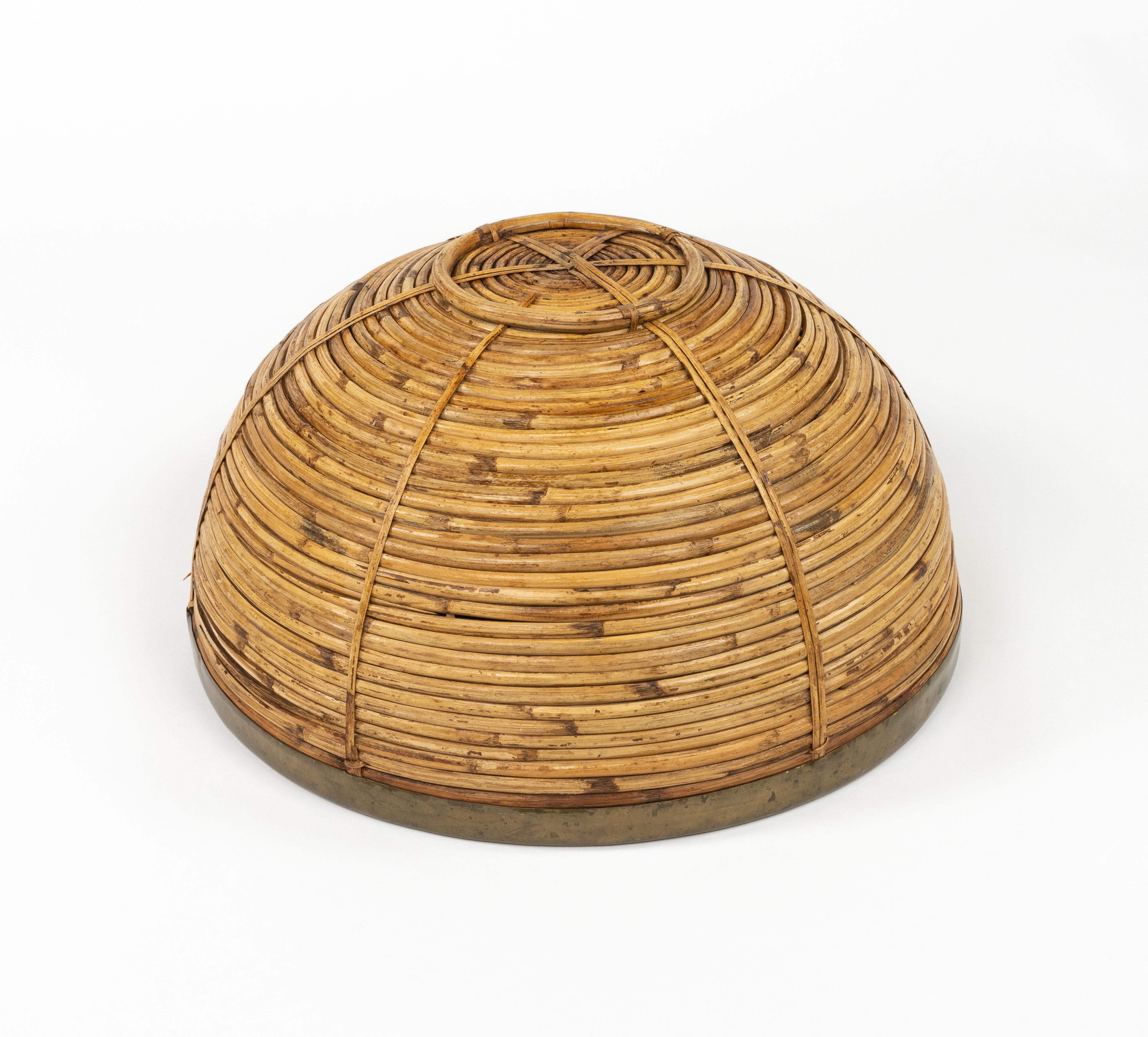 Panier ou bol décoratif du milieu du siècle dernier en rotin, osier et laiton, Italie 1970 en vente 7