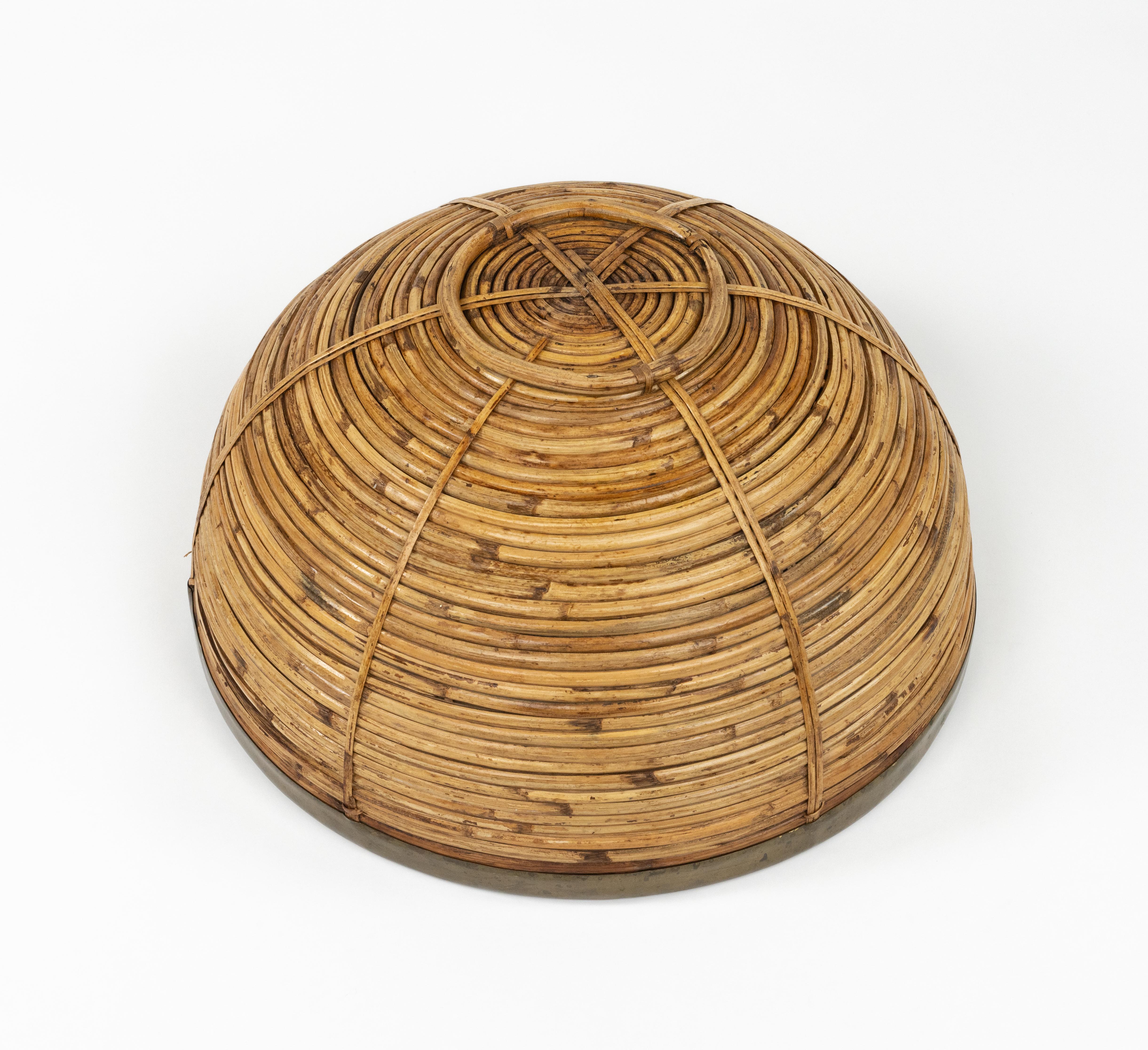 Panier ou bol décoratif du milieu du siècle dernier en rotin, osier et laiton, Italie 1970 en vente 8