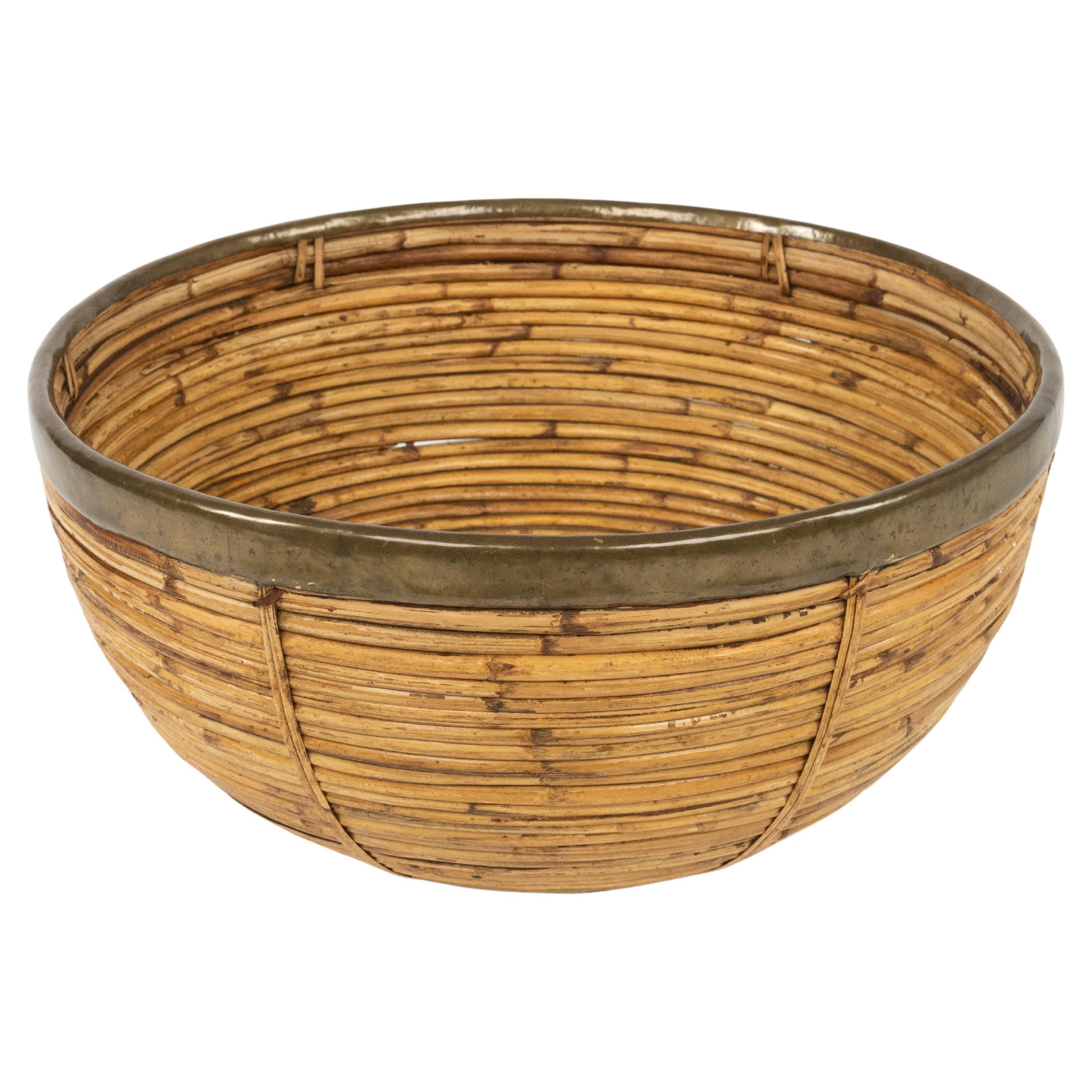 Panier ou bol décoratif du milieu du siècle dernier en rotin, osier et laiton, Italie 1970 en vente 9