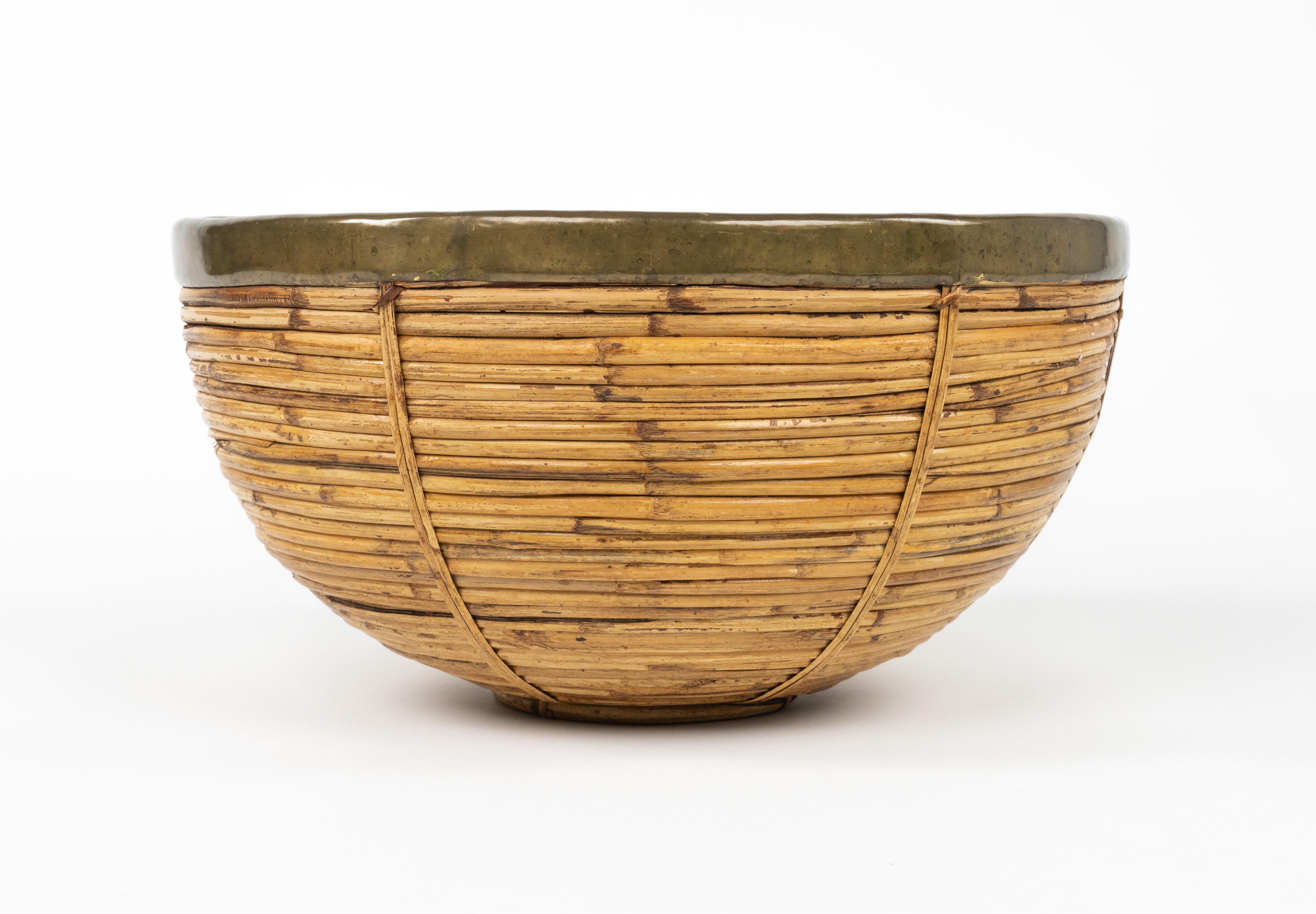 italien Panier ou bol décoratif du milieu du siècle dernier en rotin, osier et laiton, Italie 1970 en vente