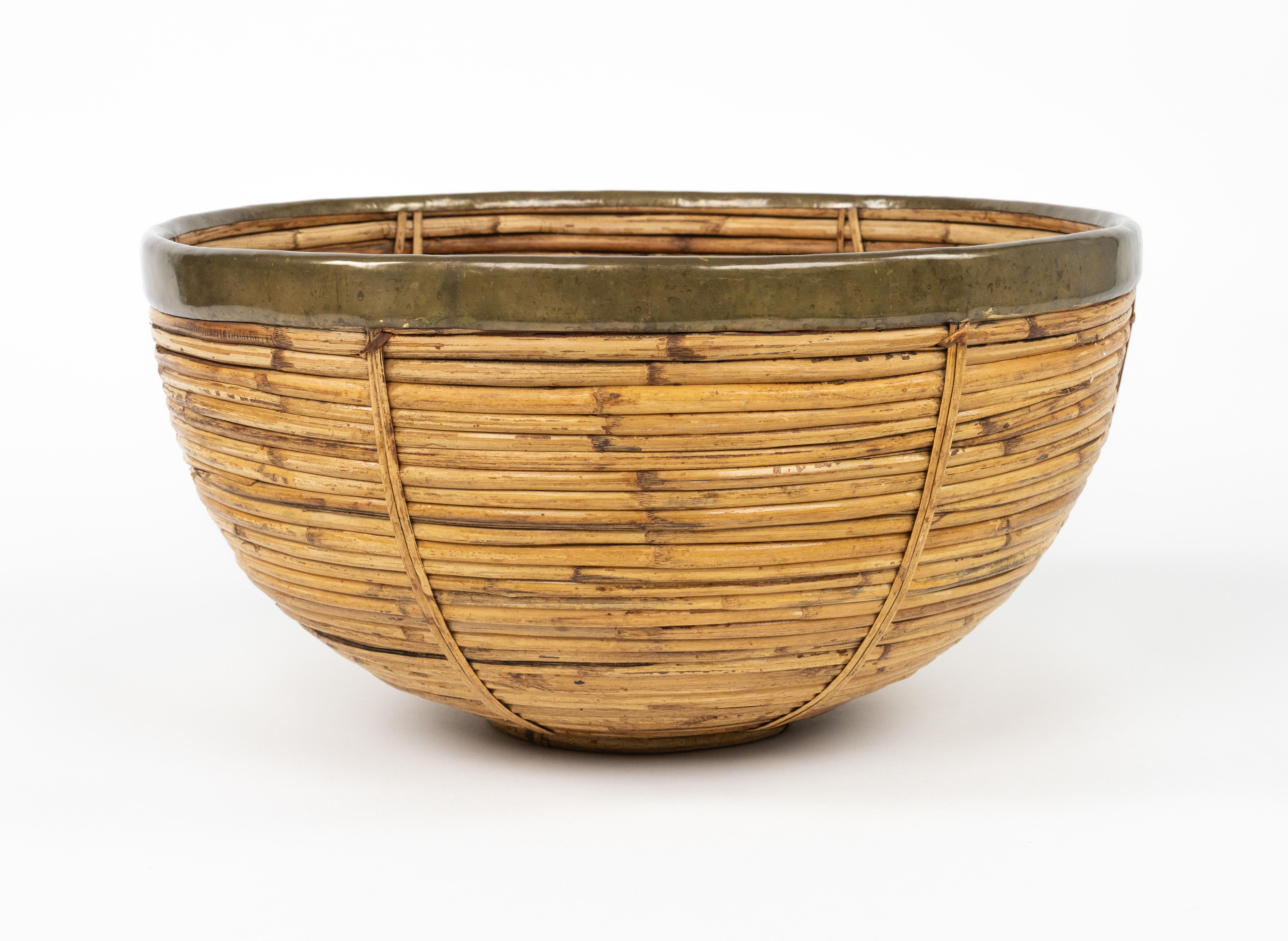 Fait main Panier ou bol décoratif du milieu du siècle dernier en rotin, osier et laiton, Italie 1970 en vente