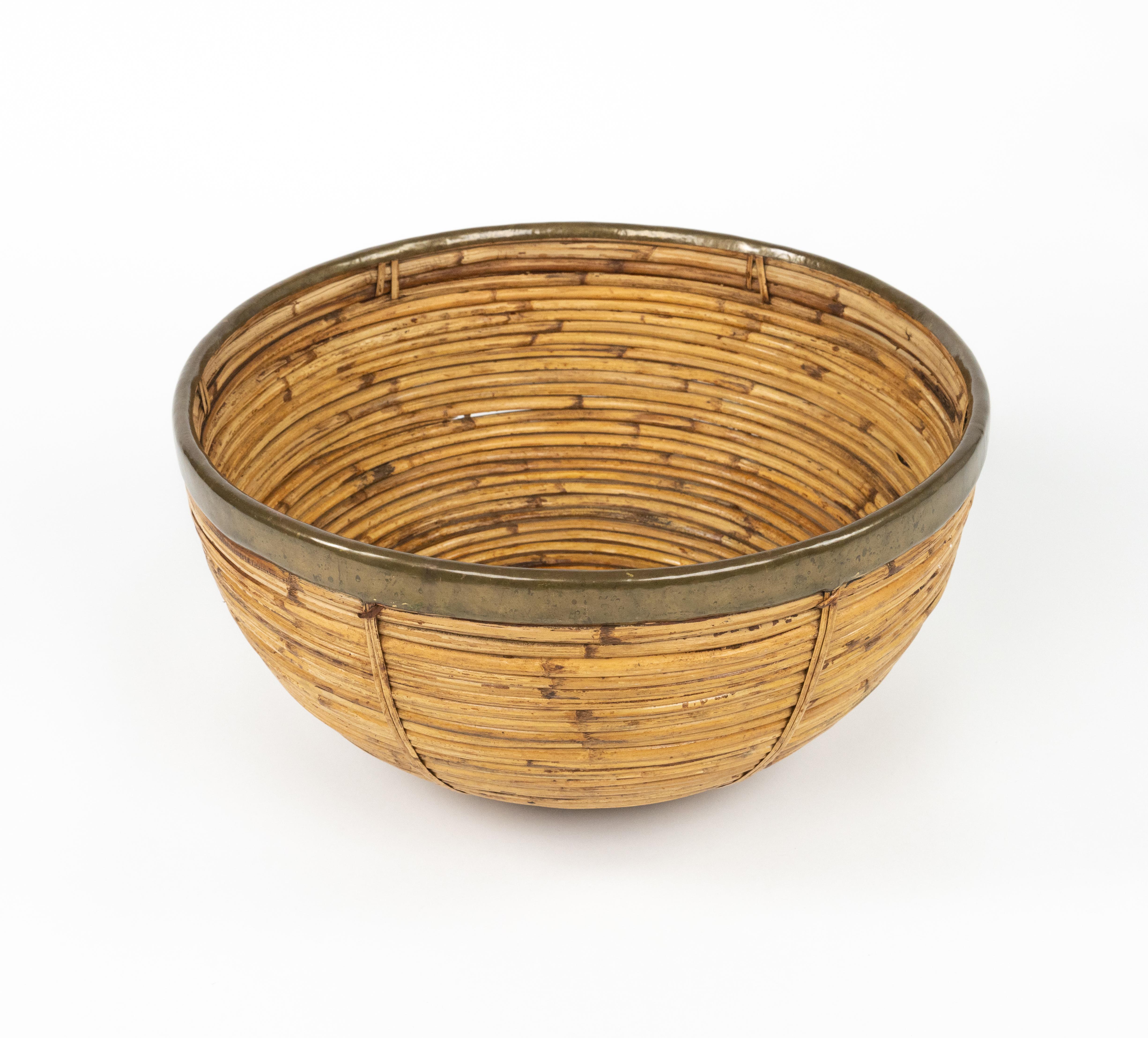 Panier ou bol décoratif du milieu du siècle dernier en rotin, osier et laiton, Italie 1970 Bon état - En vente à Rome, IT