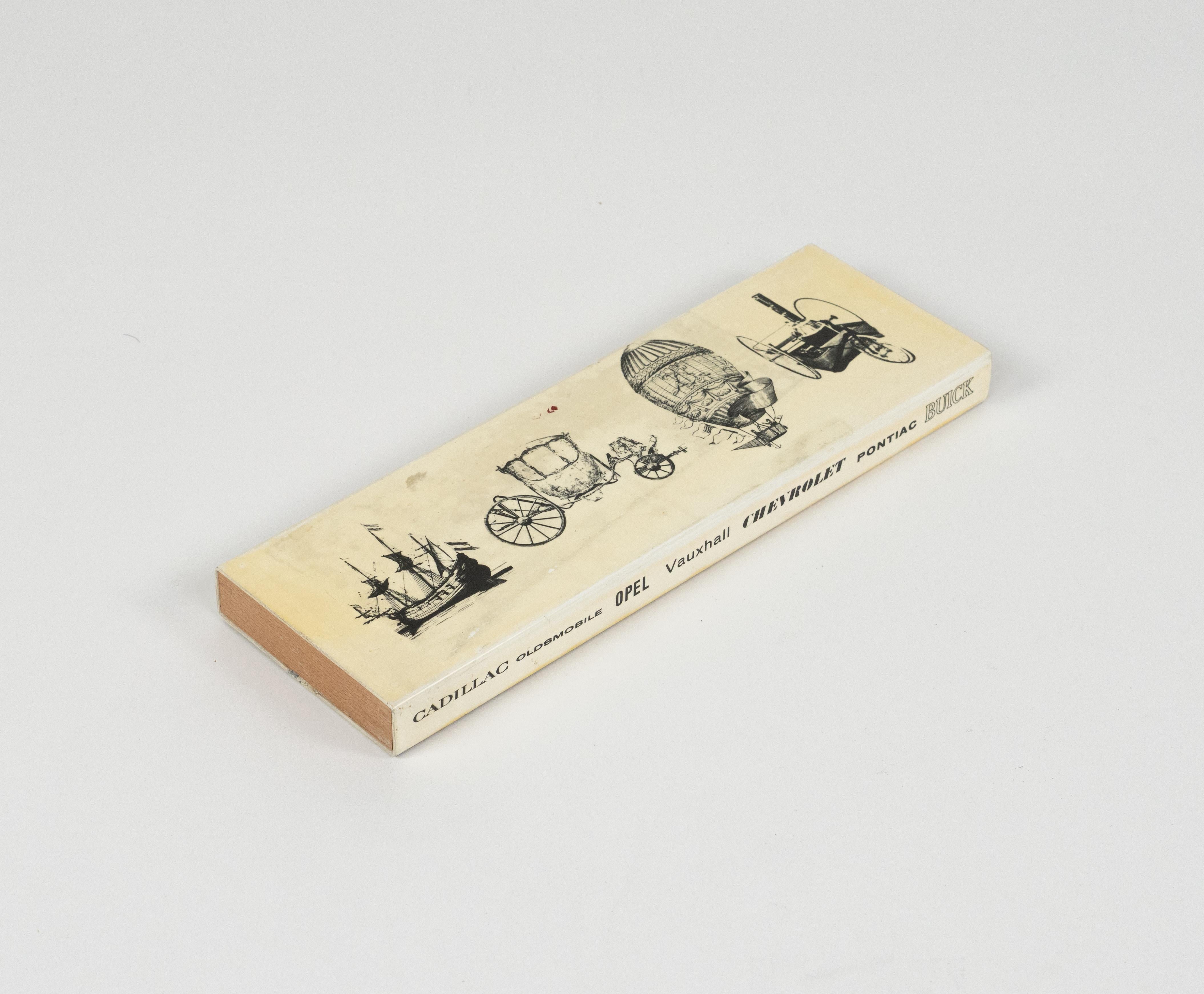 Bellissima scatola decorativa o portasigarette rettangolare della metà del secolo scorso, in metallo smaltato e legno.

Realizzato in Italia negli anni '70.

Un perfetto oggetto da scrivania o un'idea regalo.