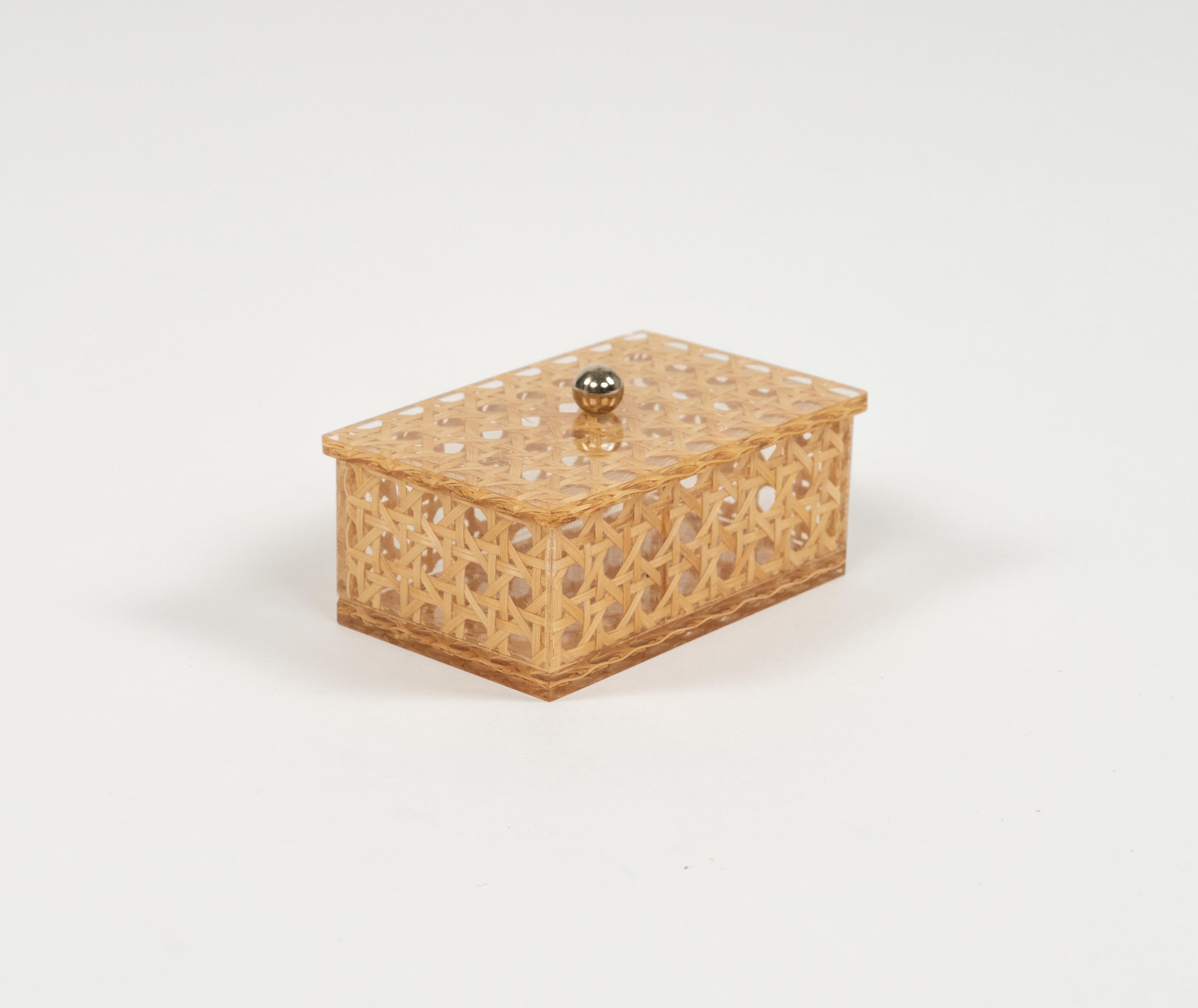 Caja decorativa de mediados de siglo en lucita y ratán Estilo Christian Dior, Italia Años 70 en venta 3