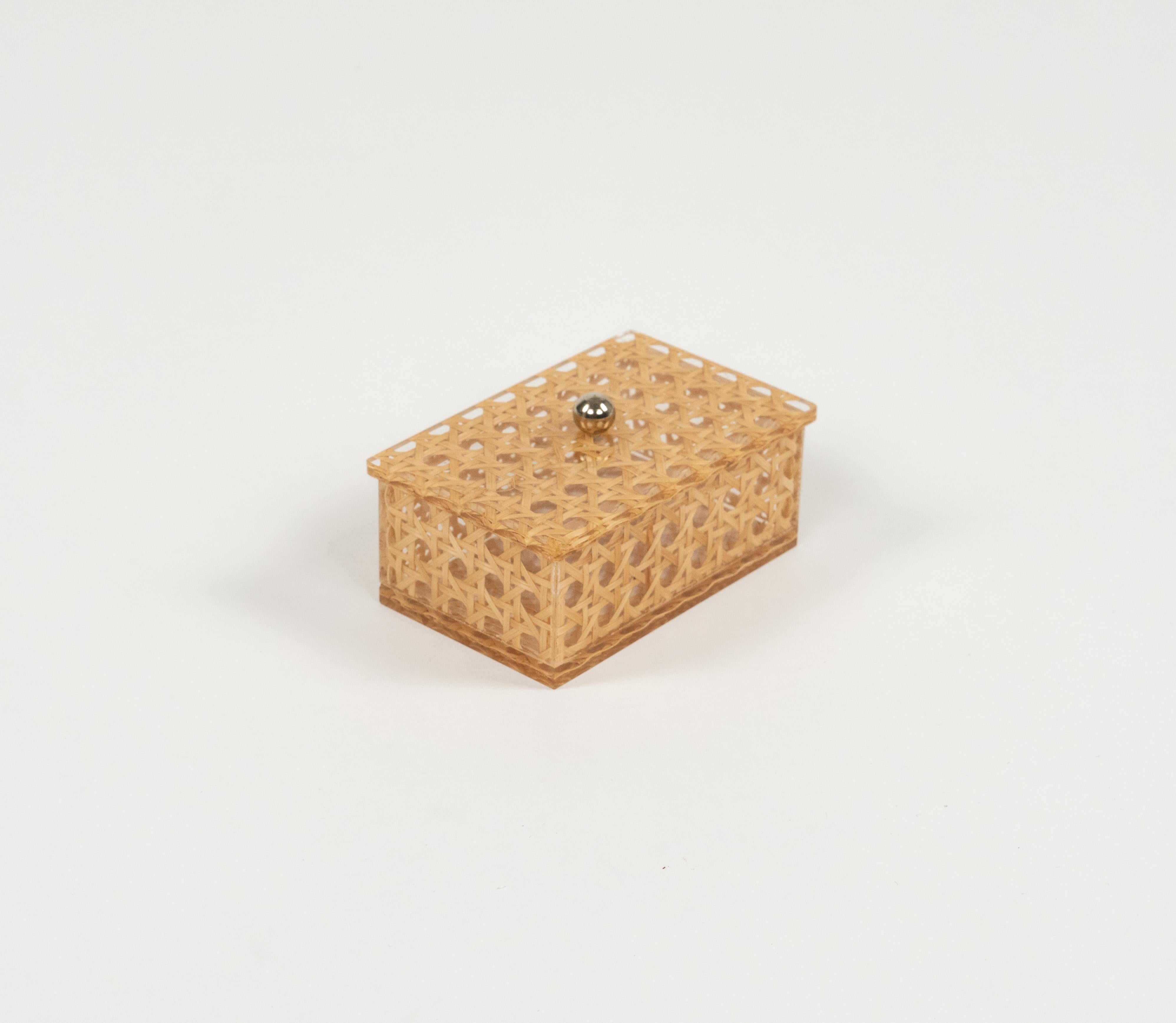 Increíble cajita rectangular decorativa de mediados de siglo en lucita, ratán y latón al estilo de Christian Dior Home.

Fabricado en Italia en la década de 1970.

Un objeto de escritorio perfecto o una idea de regalo.