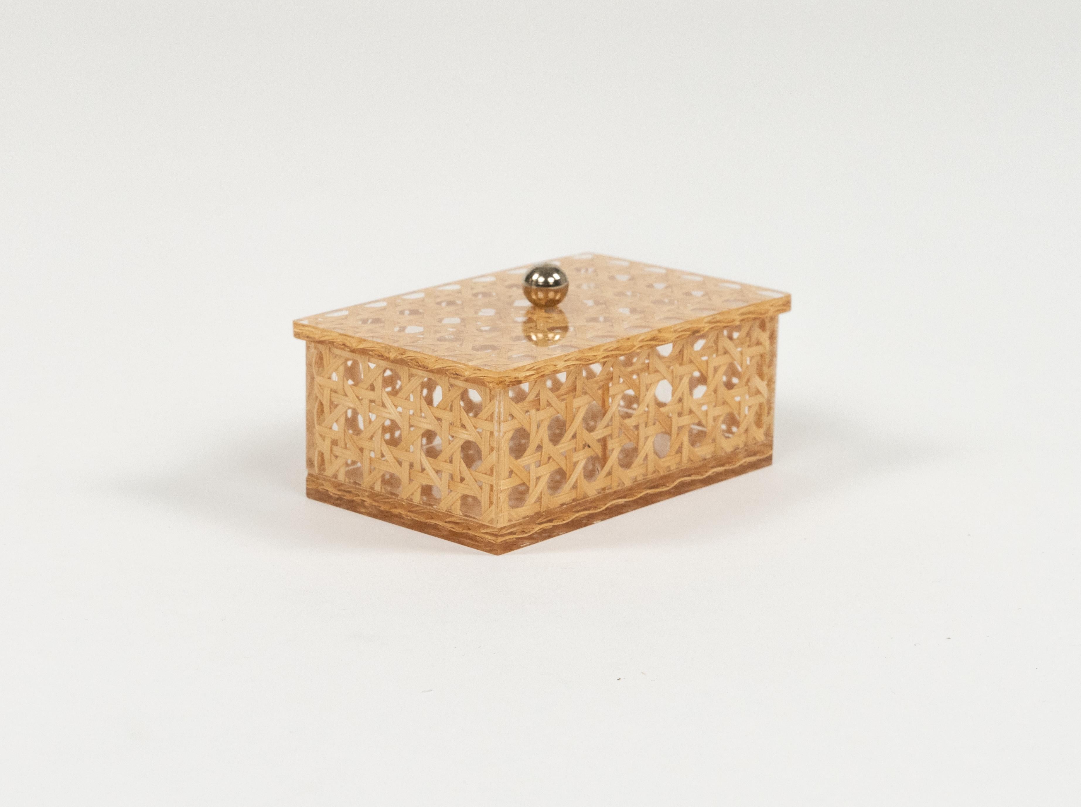 Caja decorativa de mediados de siglo en lucita y ratán Estilo Christian Dior, Italia Años 70 Moderno de mediados de siglo en venta