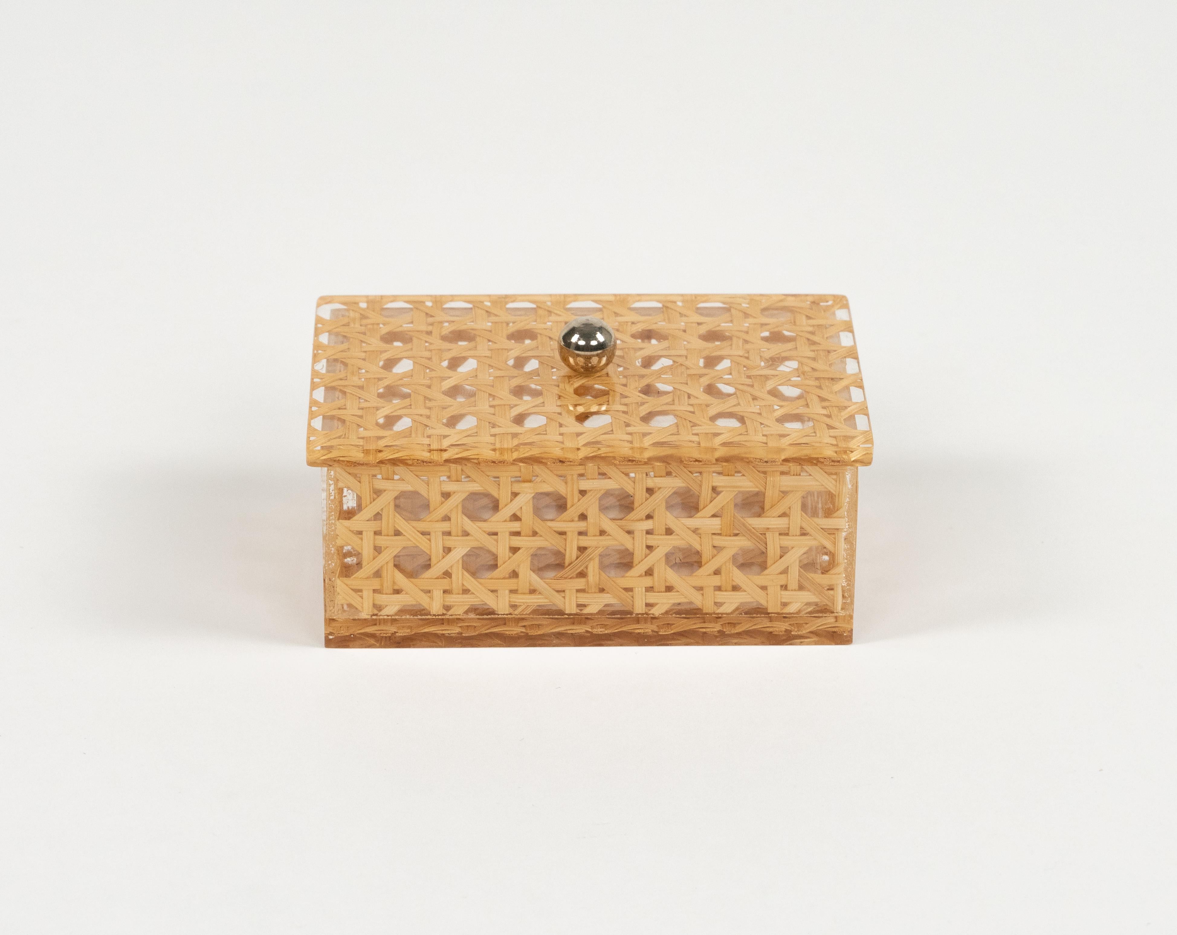 Caja decorativa de mediados de siglo en lucita y ratán Estilo Christian Dior, Italia Años 70 Italiano en venta
