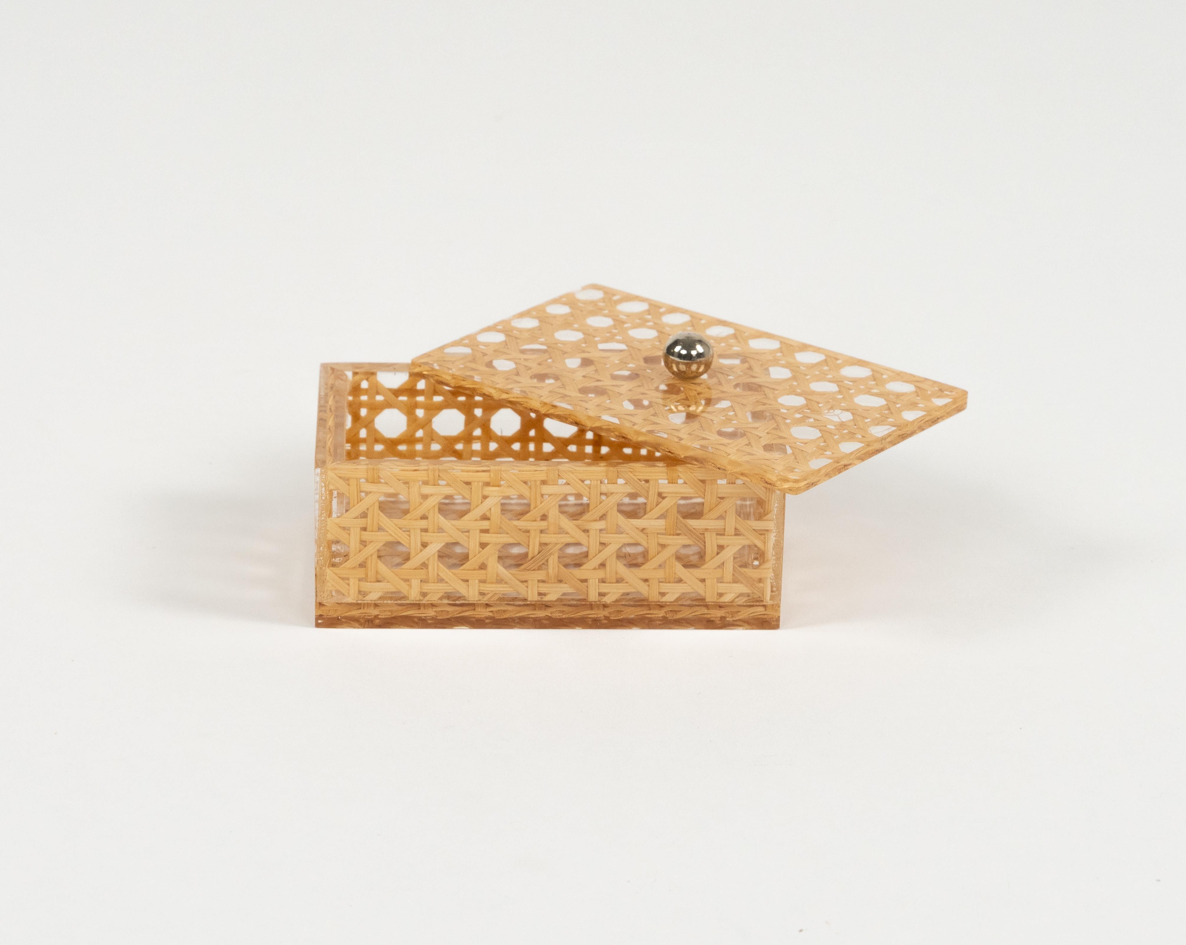 Caja decorativa de mediados de siglo en lucita y ratán Estilo Christian Dior, Italia Años 70 en Bueno estado para la venta en Rome, IT