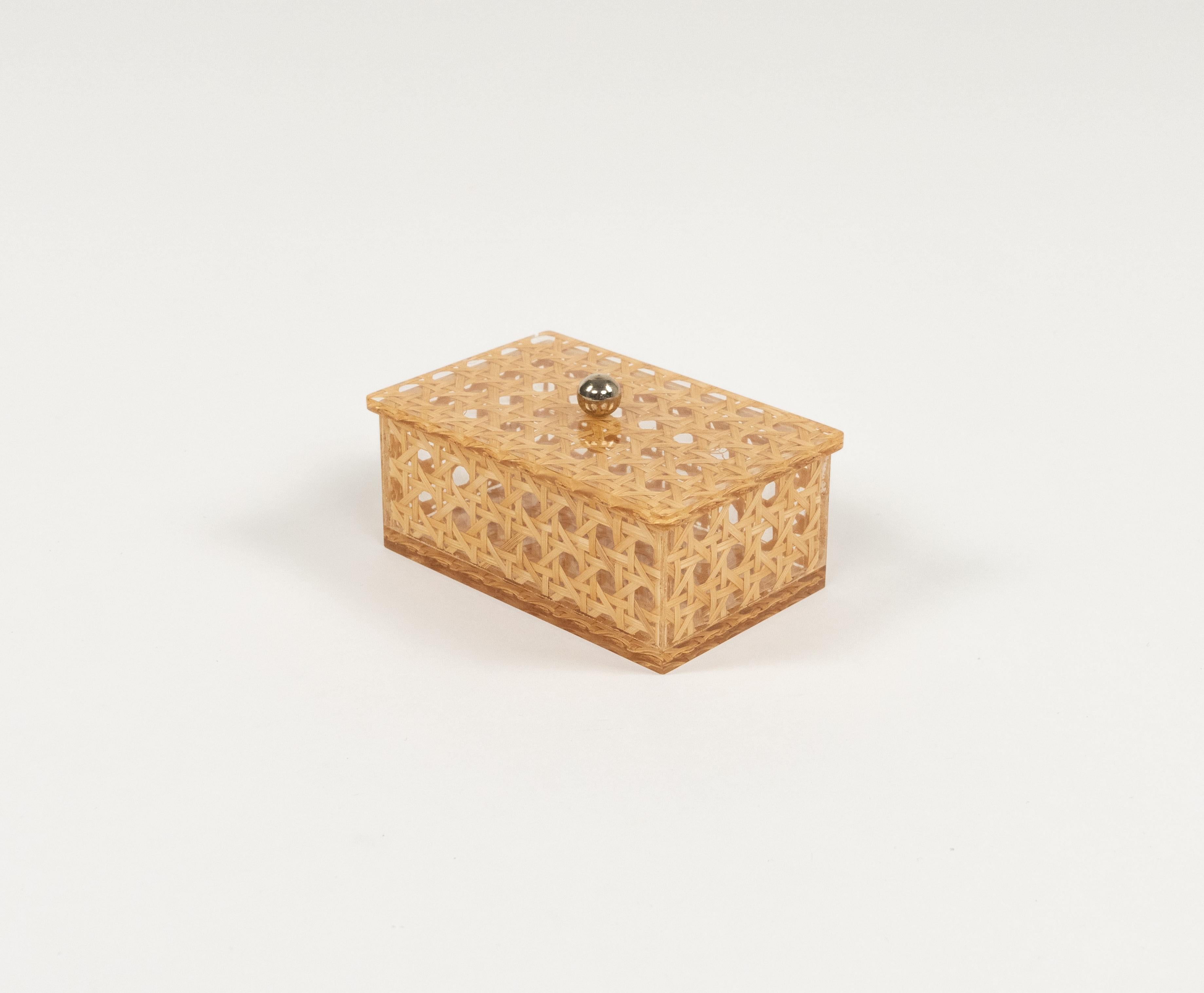 Caja decorativa de mediados de siglo en lucita y ratán Estilo Christian Dior, Italia Años 70 en venta 2
