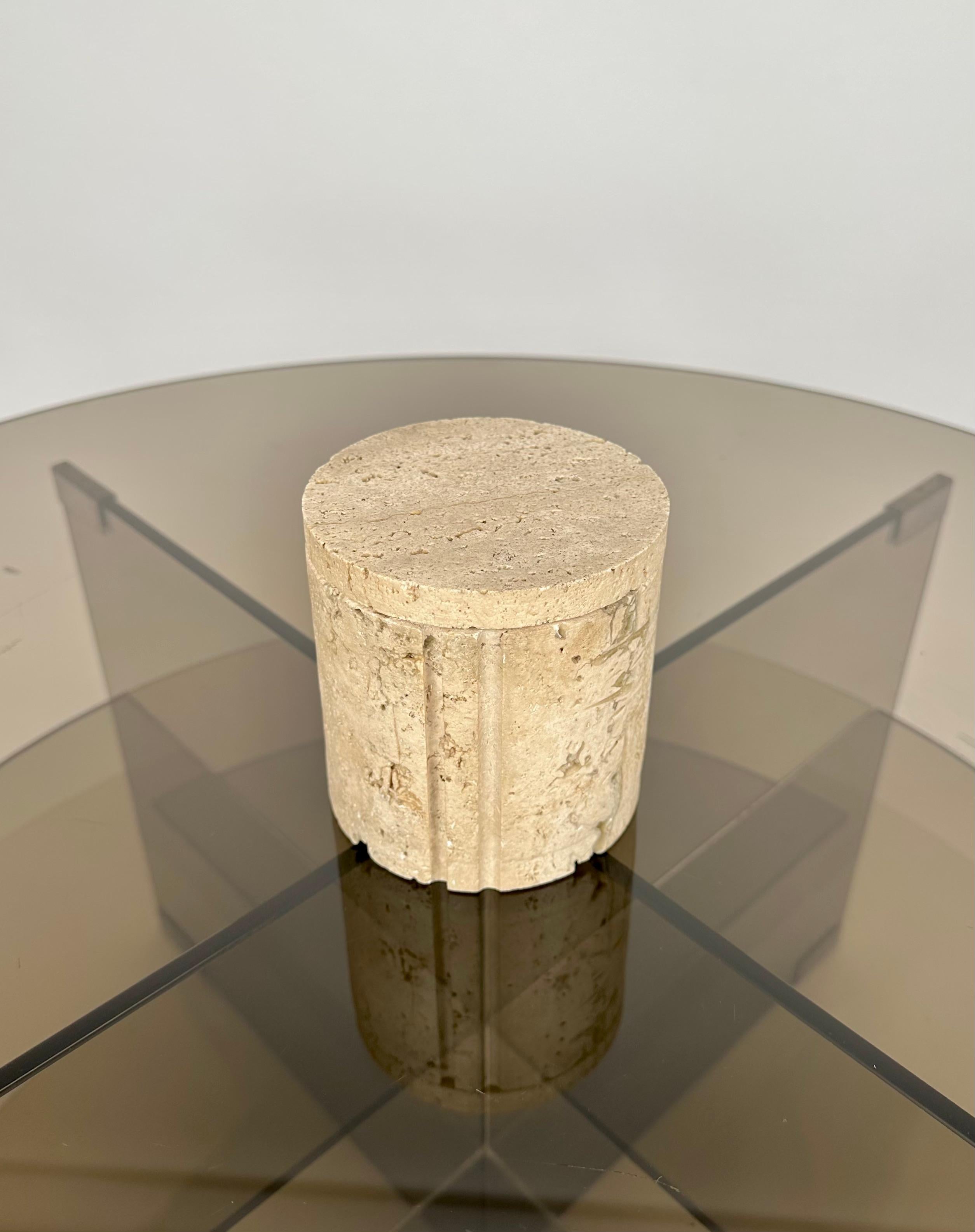 Cylindrical box in travertine marble by Fratelli Mannelli.

Made in Italy in the 1970s.