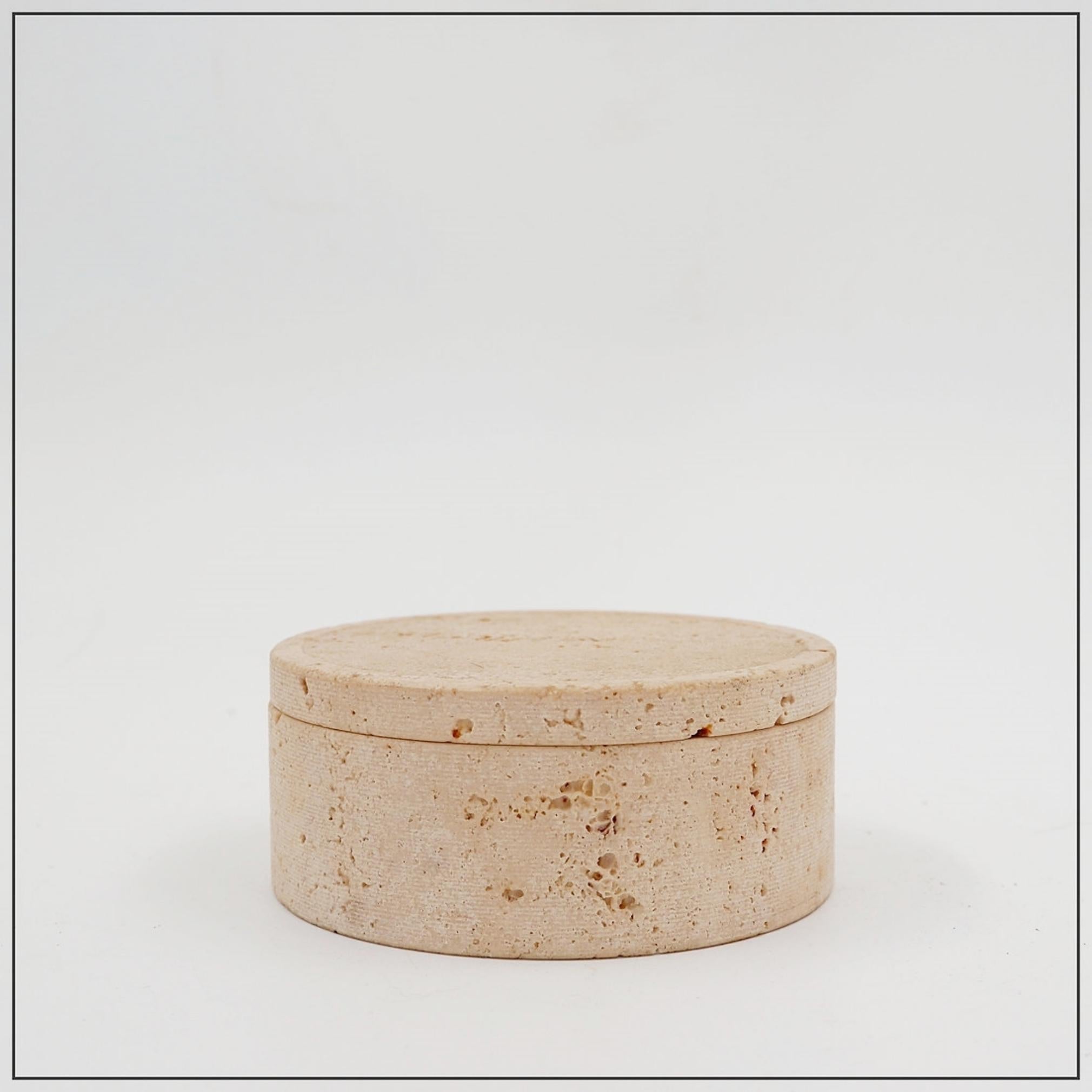 Midcentury Decorative Box in Travertine Enzo Mari Style, Italy 1970s
Vintage - Decoration - Home Decor
Measures : Ø 12cm H:5cm 
 