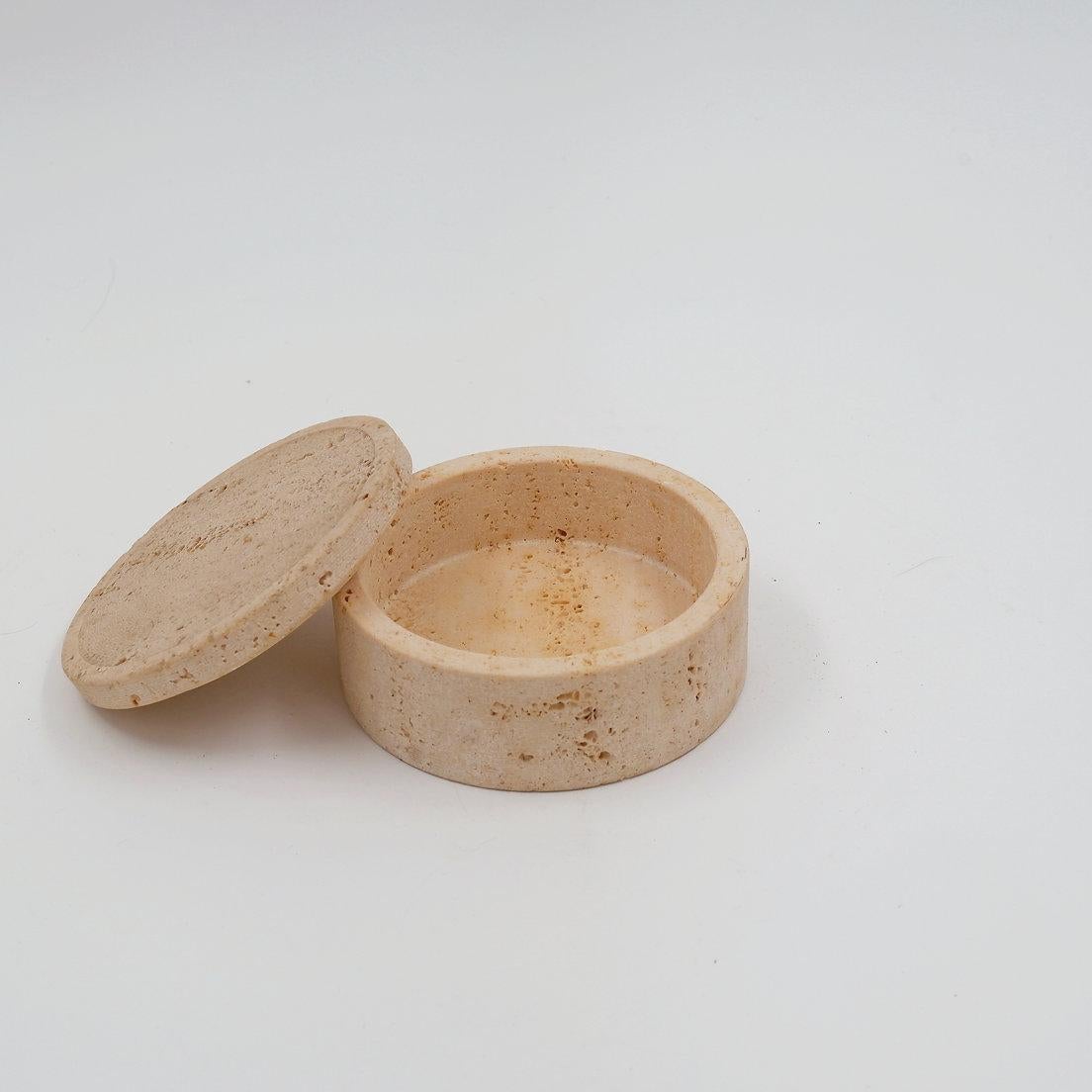 Mid-Century moderno Midcentury Decorative Box in Travertine Enzo Mari Style, Italy 1970s in vendita