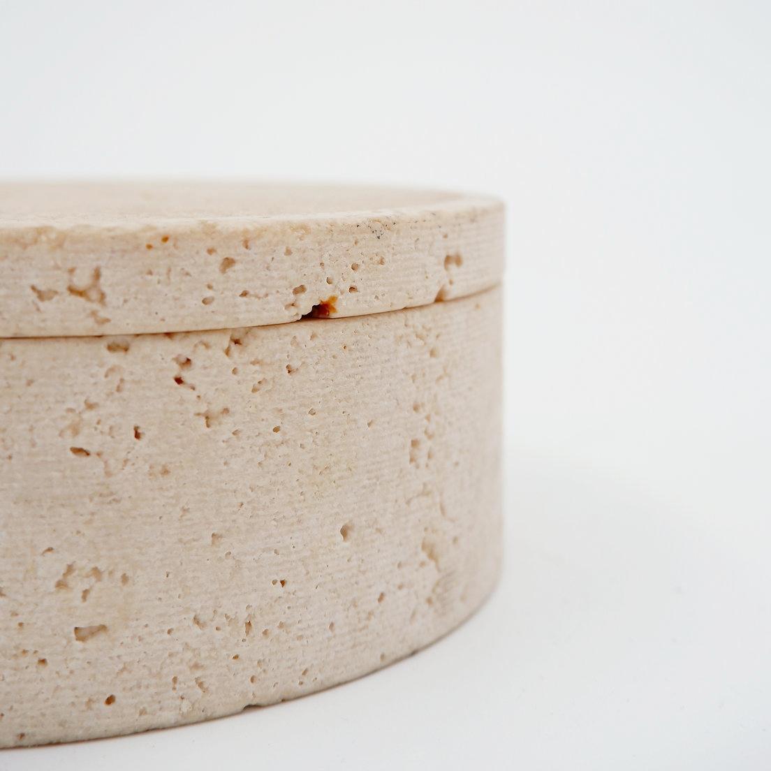 Italiano Midcentury Decorative Box in Travertine Enzo Mari Style, Italy 1970s in vendita