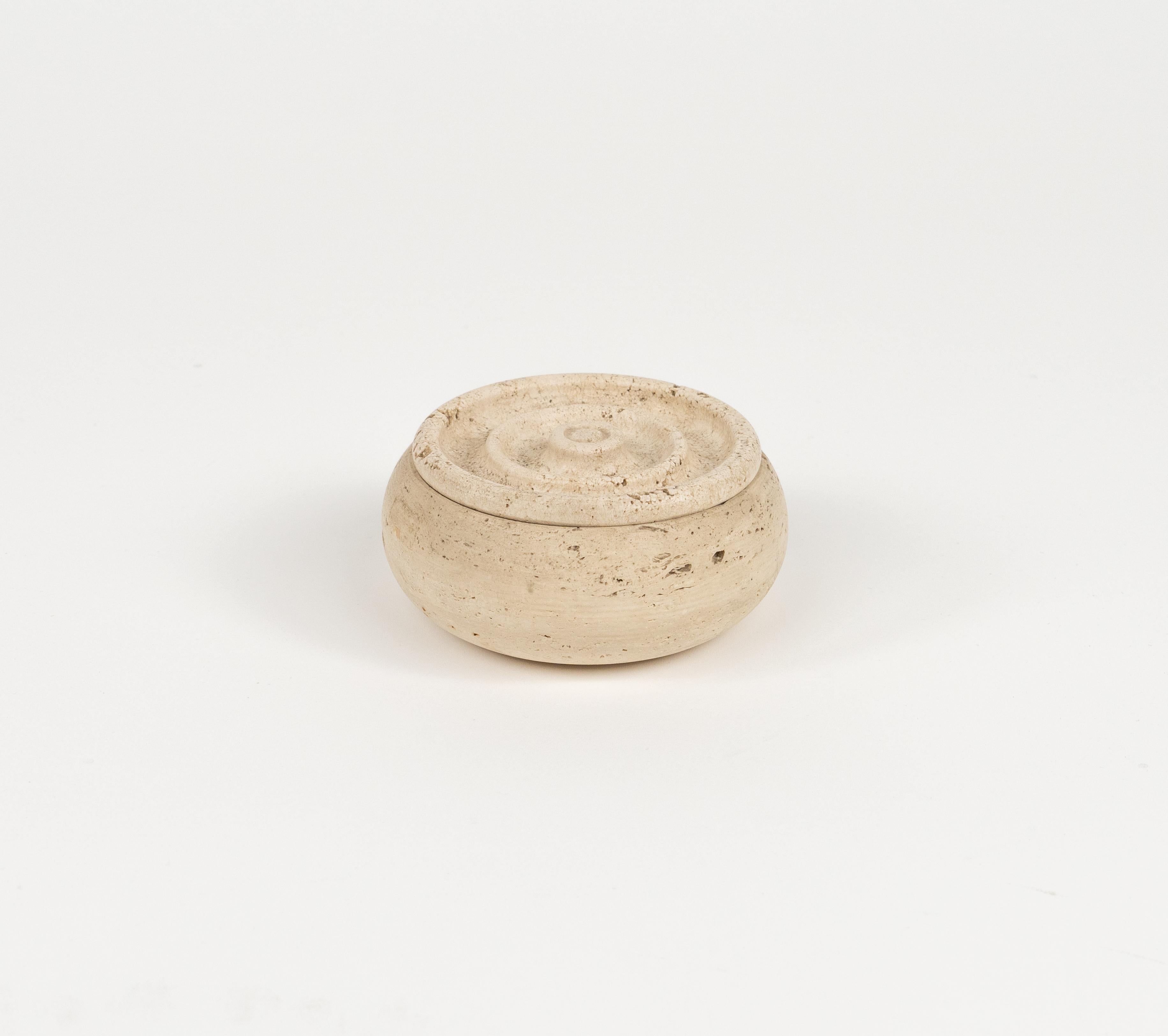 Midcentury beautiful little decorative box in travertine in the style of Fratelli Mannelli.

Made in Italy in the 1970s.

Perfect desk object or gift idea.