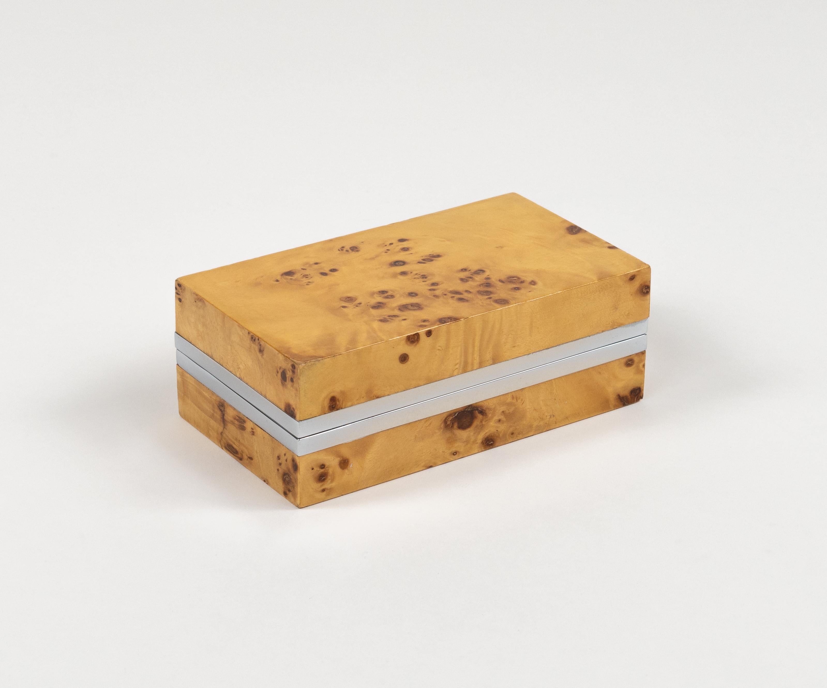 Increíble caja rectangular de mediados de siglo en madera y cromo al estilo de Willy Rizzo.

Fabricado en Italia en la década de 1970.   

Gran accesorio para cualquier interior moderno.