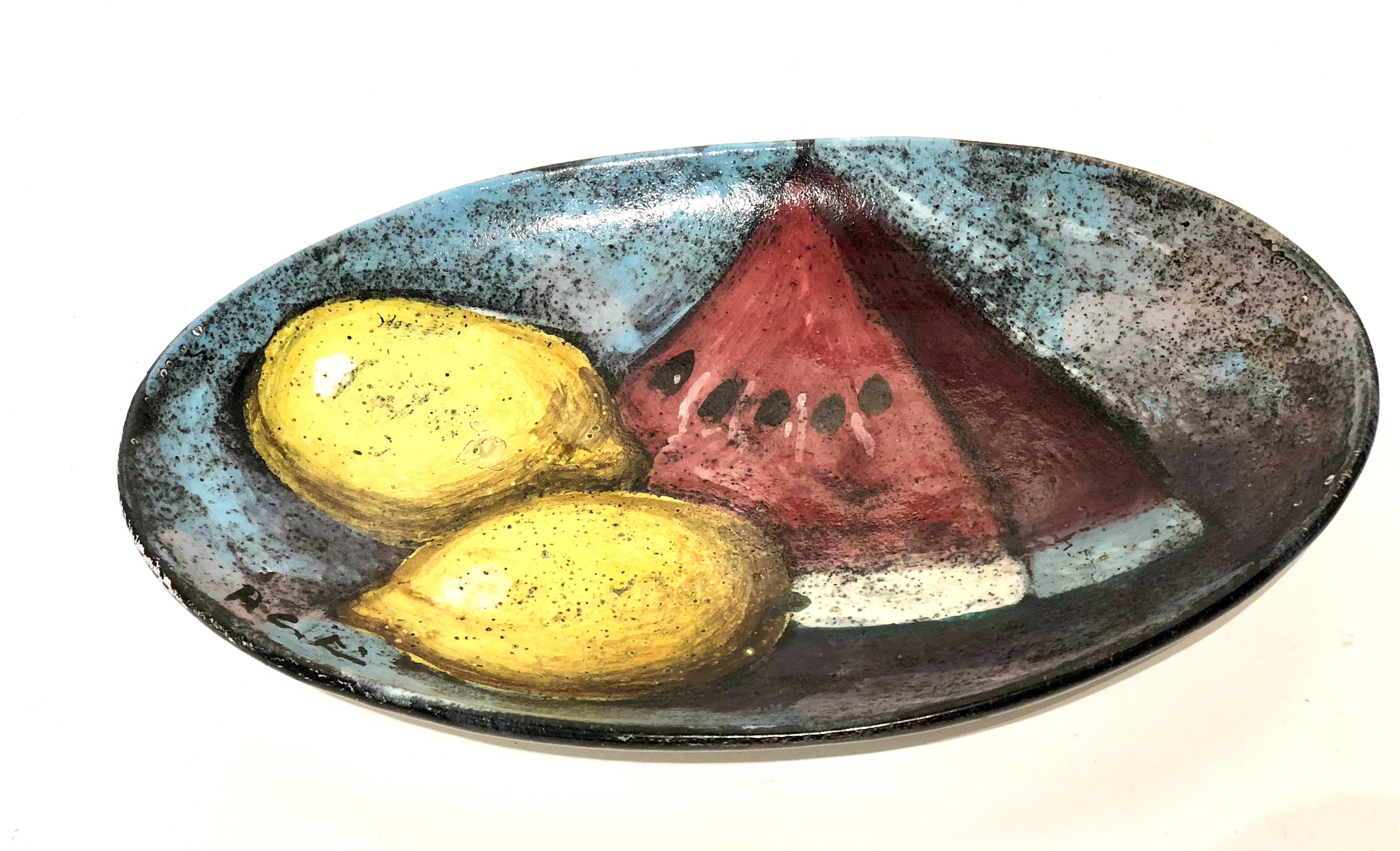 Hermoso bodegón pintado a mano plato decorativo, hecho en Italia firmado, alrededor de 1960 bien hecho pieza estampada Italia en la parte posterior. Se puede colgar en la pared.