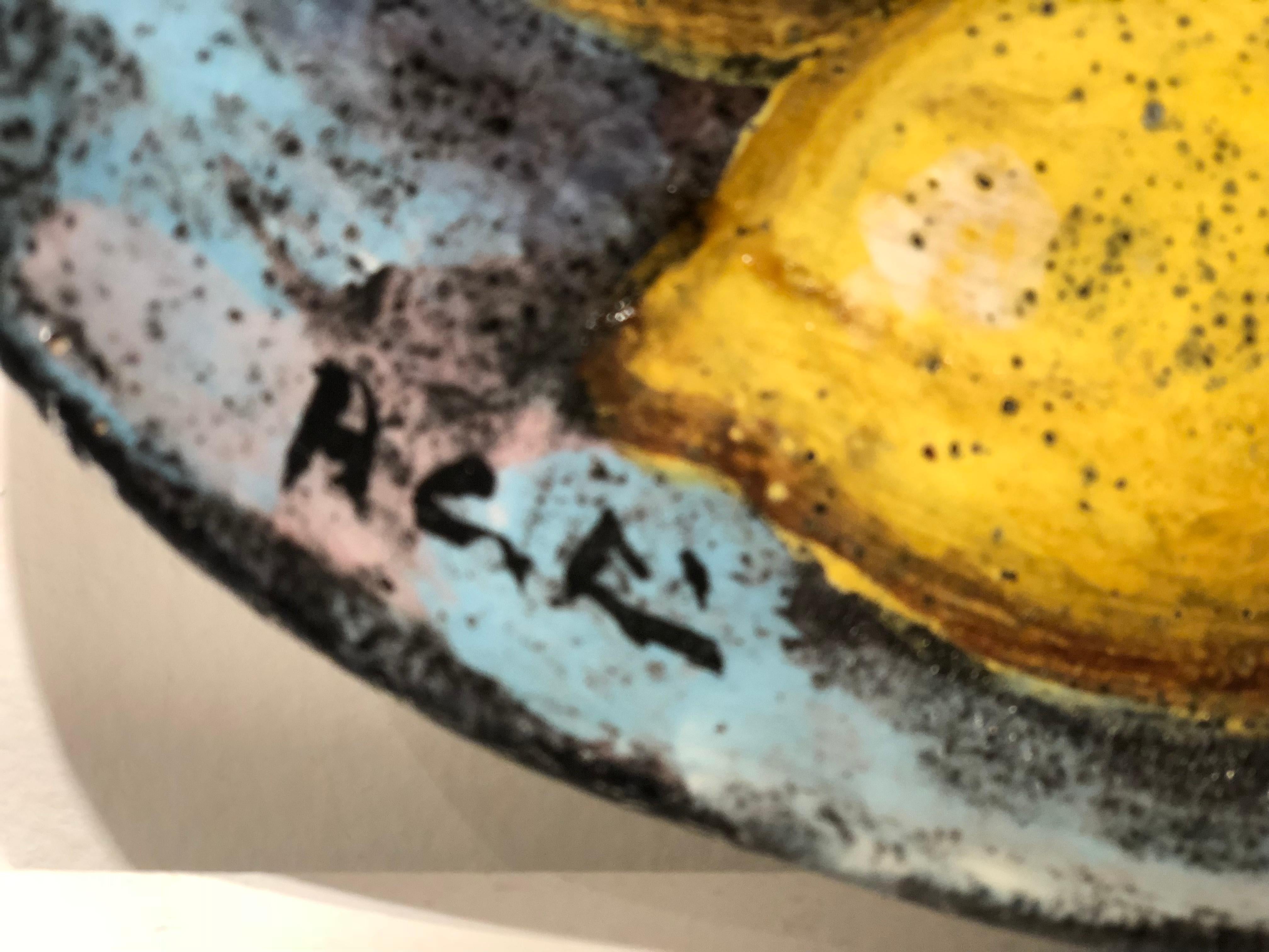 Plato Decorativo de Cerámica Italiana de Mediados de Siglo Pintado a Mano Firmado Italiano en venta