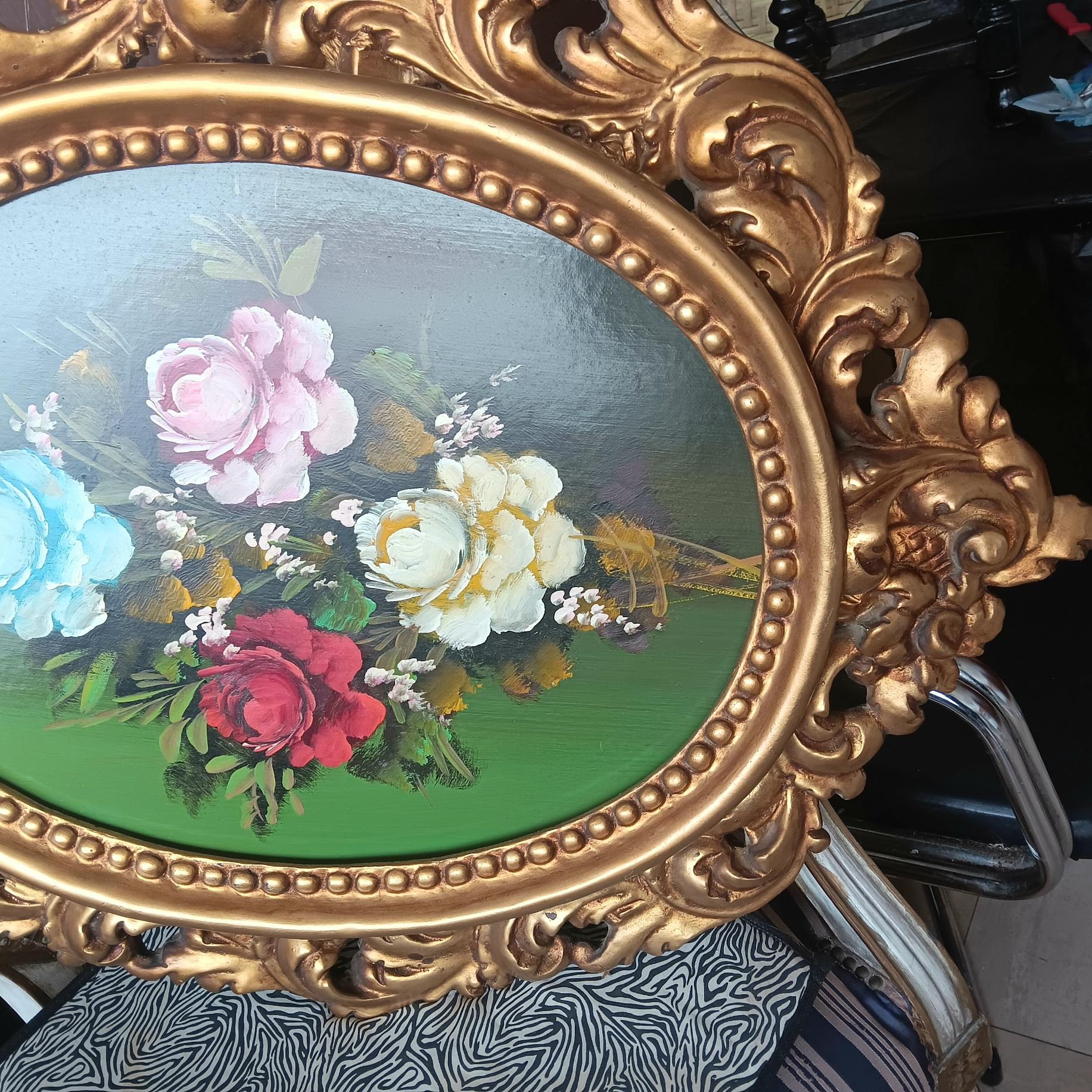 Dekoratives Gemälde aus der Mitte des Jahrhunderts mit einem Blumenstrauß in Öl auf Holz gemalt
Schöner Blumenstrauß in einem spektakulären vergoldeten Rokoko- oder französischen Barockrahmen.
Ein sehr dekoratives Ornament.
Der Rahmen ist