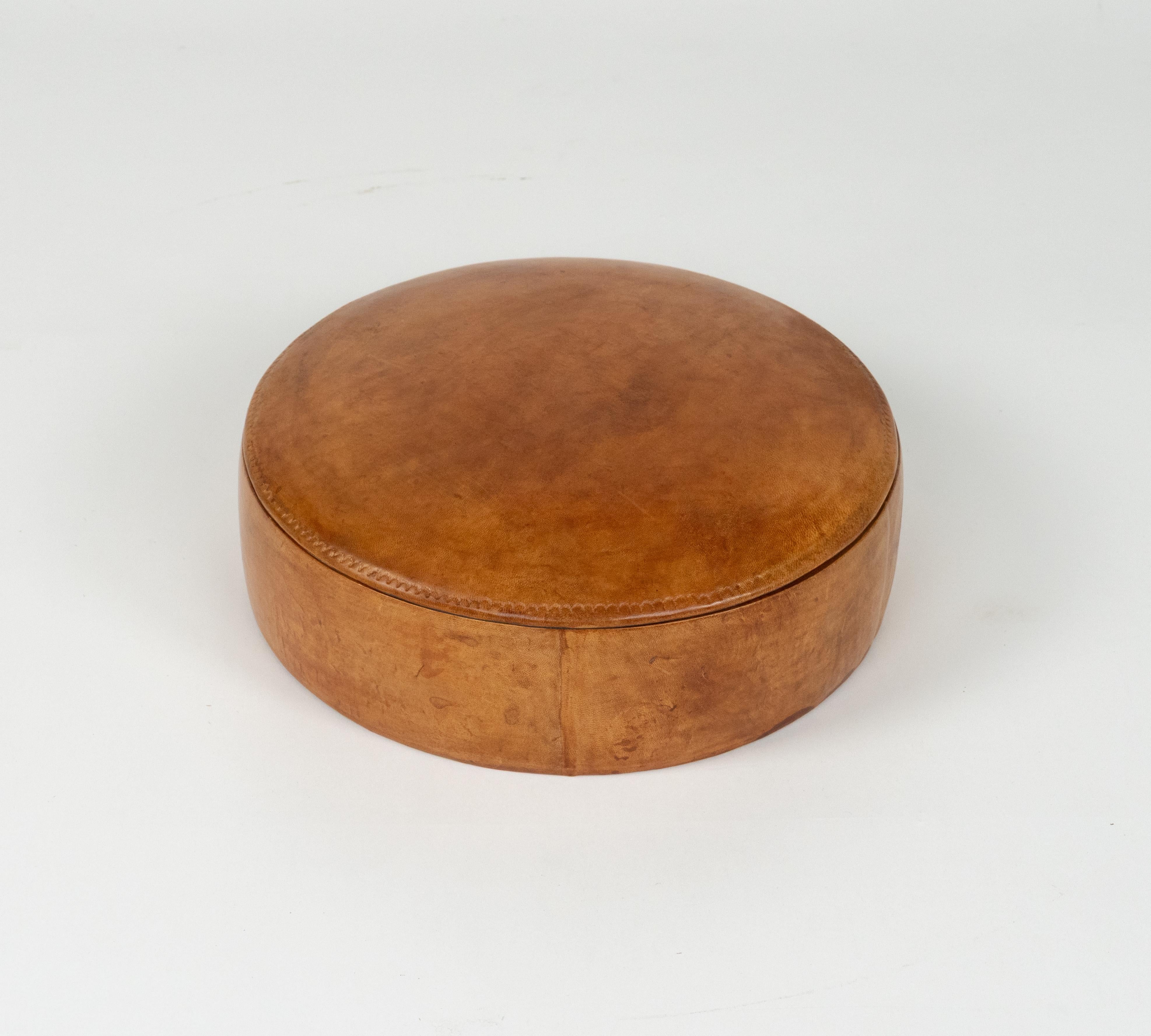 Midcentury Decorative Round Box in Leather, Italy 1960s For Sale 5