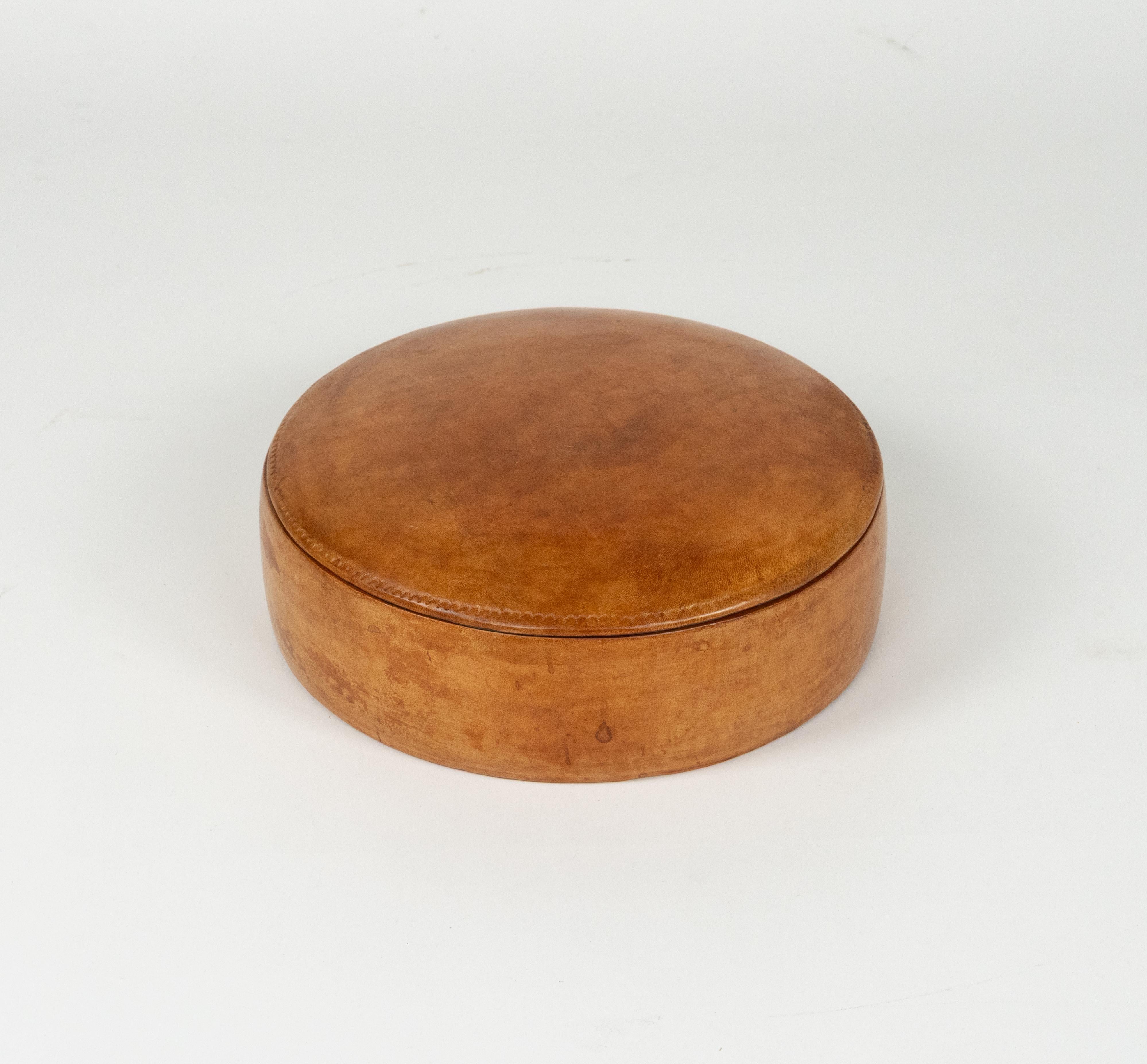 Midcentury beautiful round decorative box in leather.

Made in Italy in the 1960s.