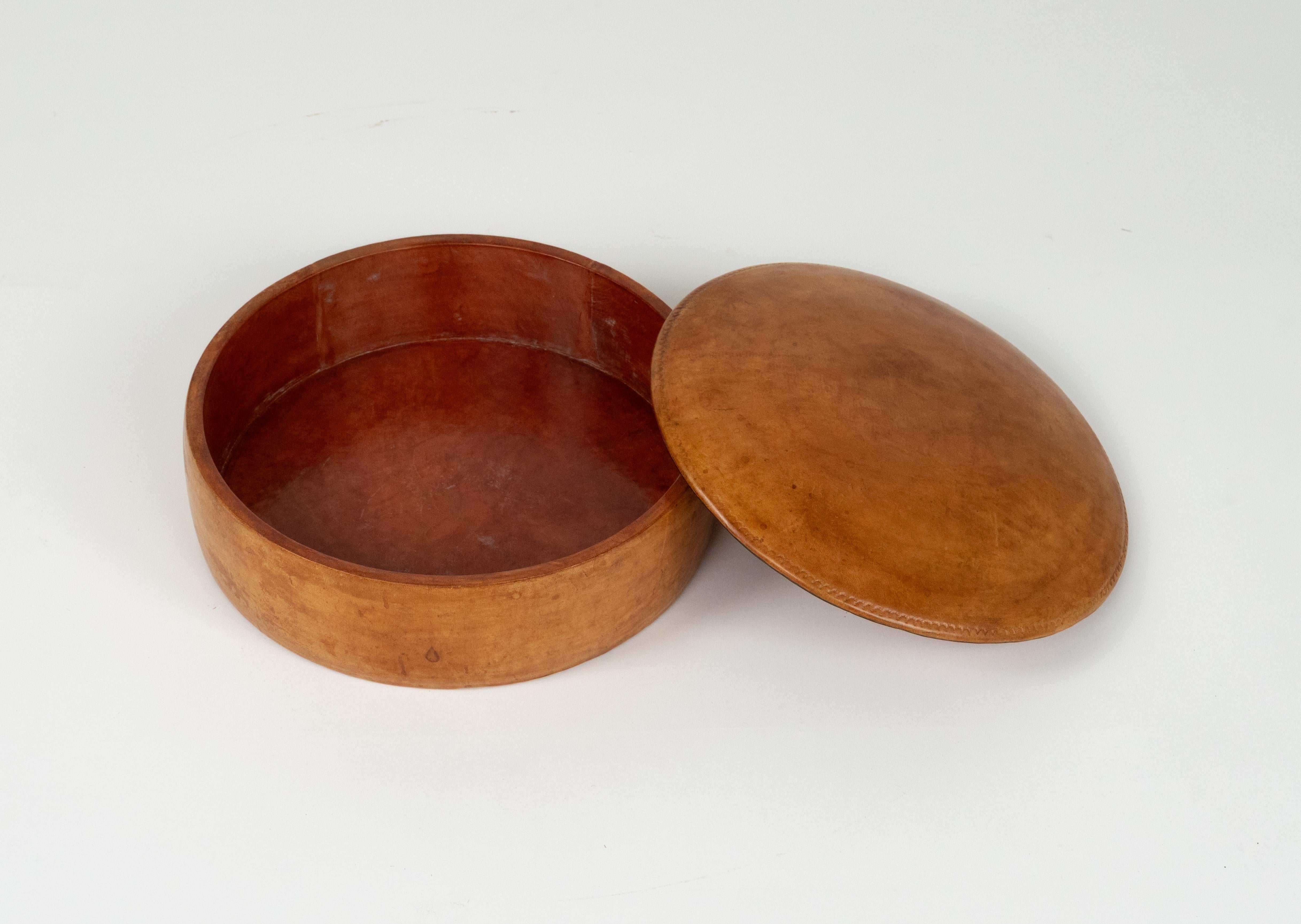 Italian Midcentury Decorative Round Box in Leather, Italy 1960s For Sale