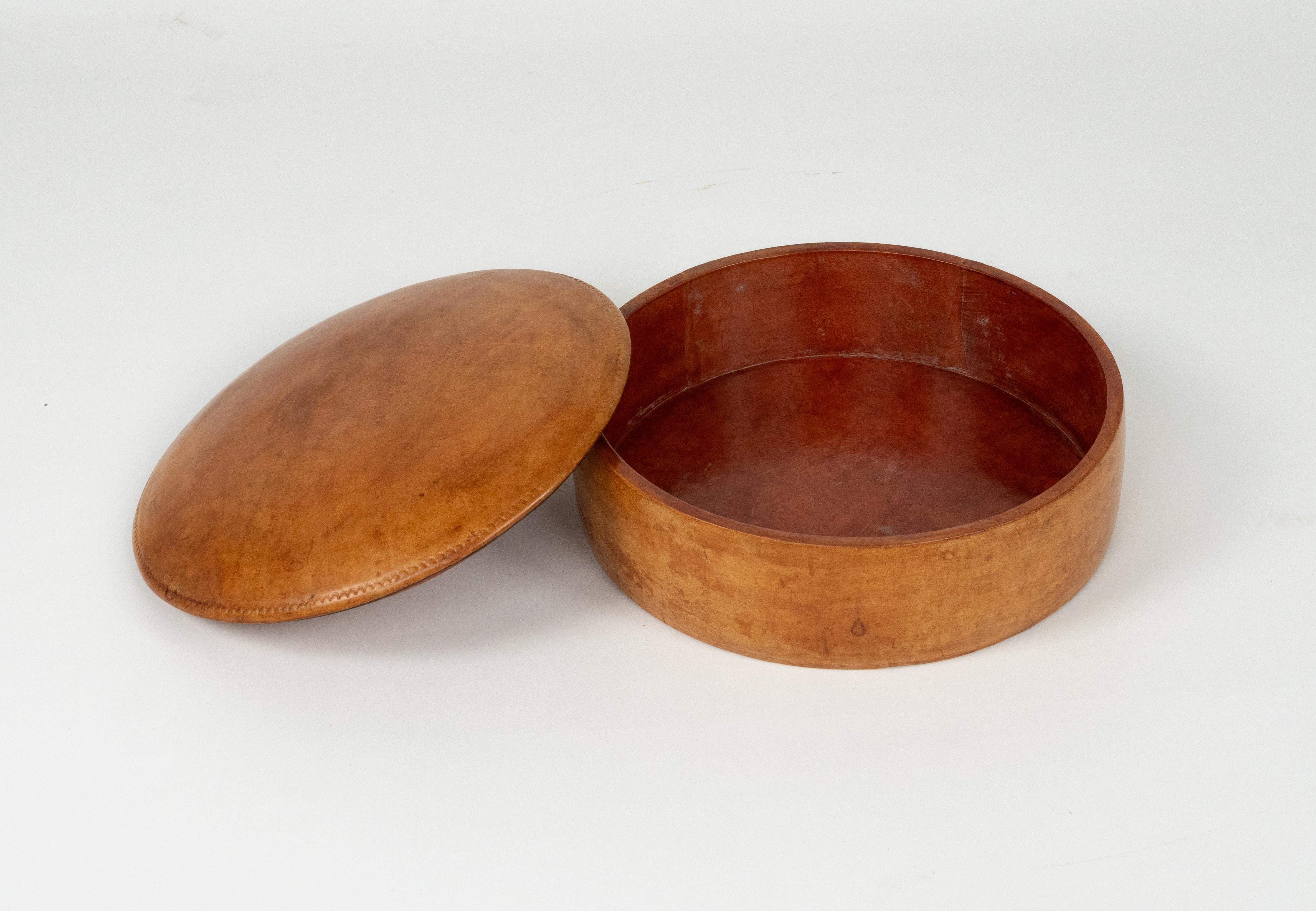 Mid-20th Century Midcentury Decorative Round Box in Leather, Italy 1960s For Sale