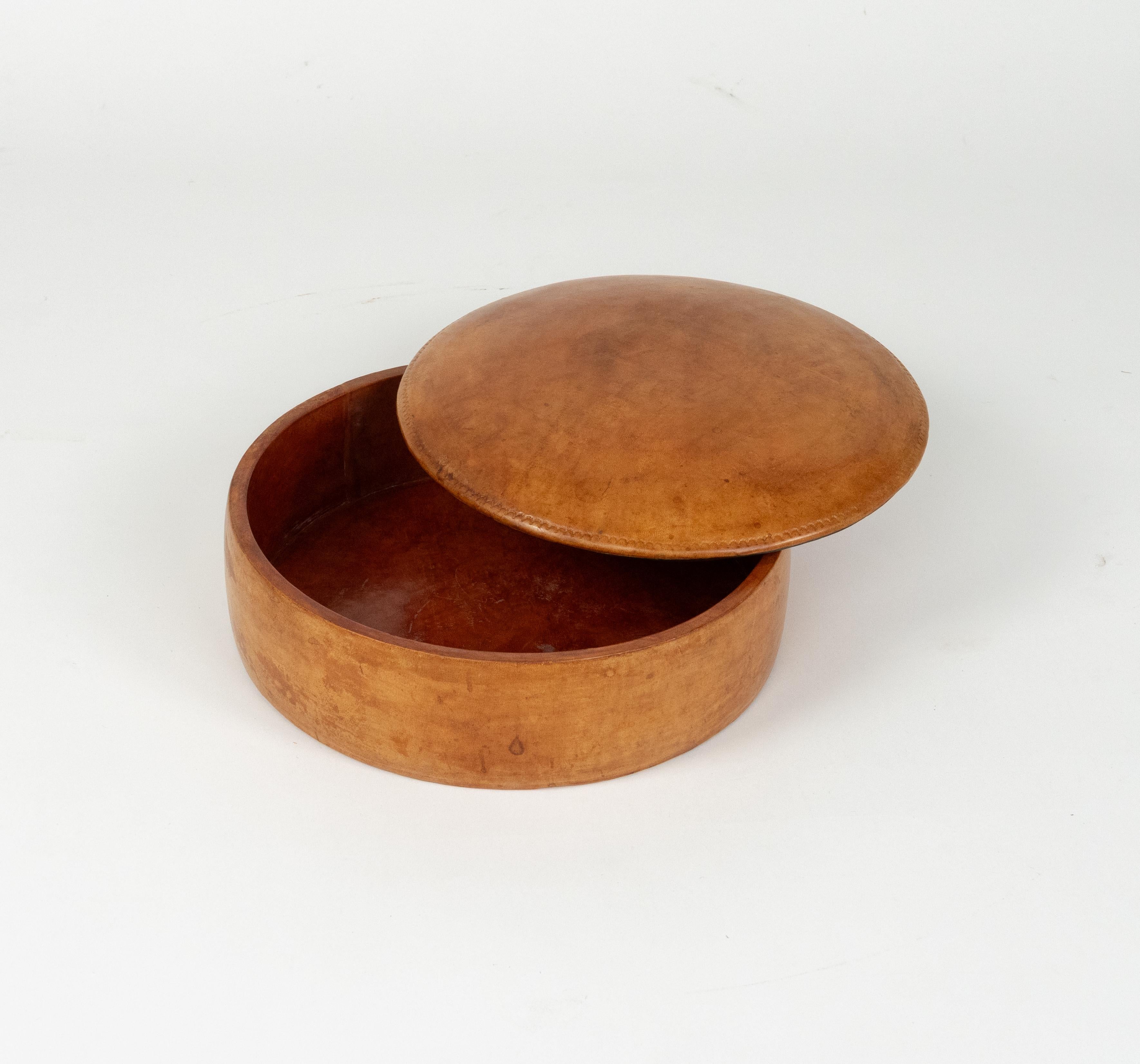 Midcentury Decorative Round Box in Leather, Italy 1960s For Sale 1