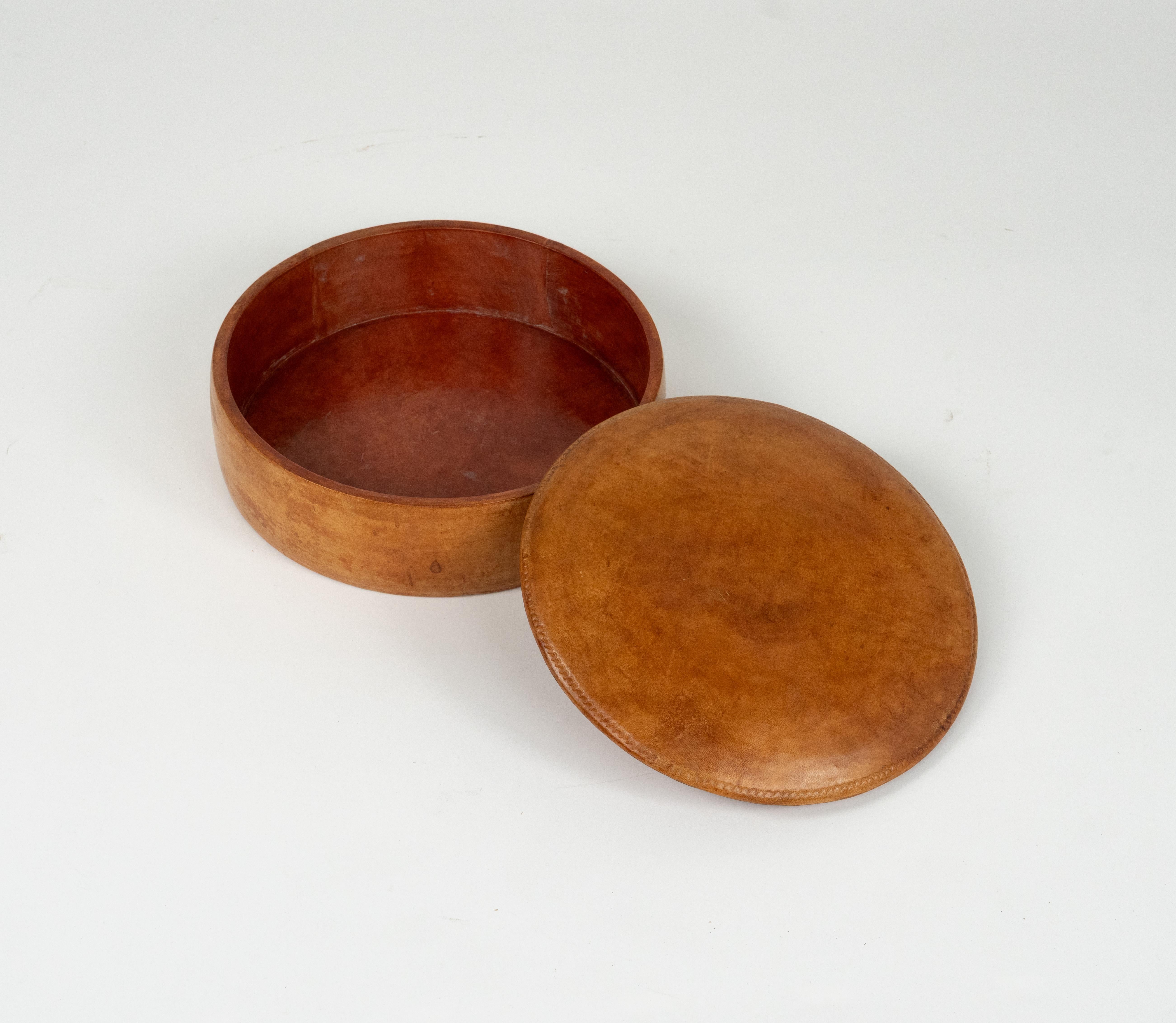Midcentury Decorative Round Box in Leather, Italy 1960s For Sale 2