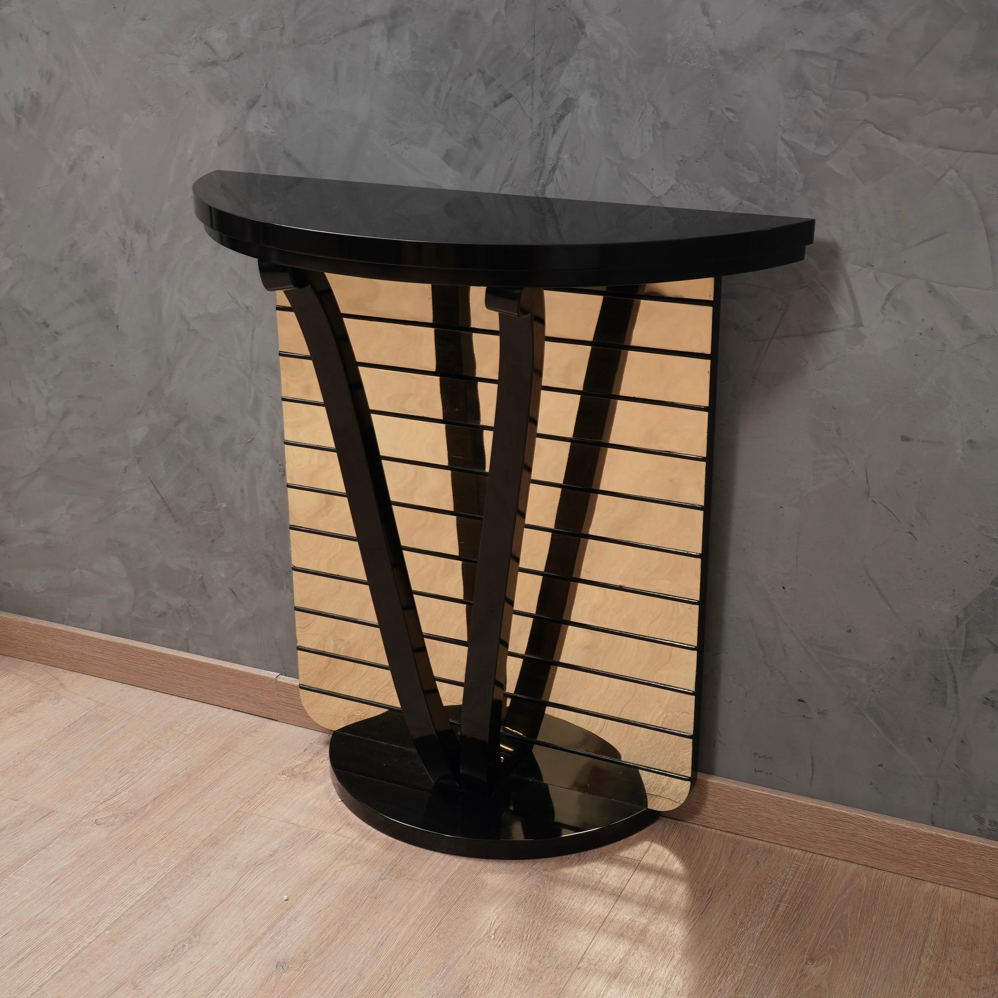 Beautiful console in typical Italian style by Paolo Buffa, Vittorio Dassi and Osvaldo Borsani. This console has a very luxurious appearance, due to the use of uncommon materials.

The structure is in black lacquered wood, its top has a half-moon
