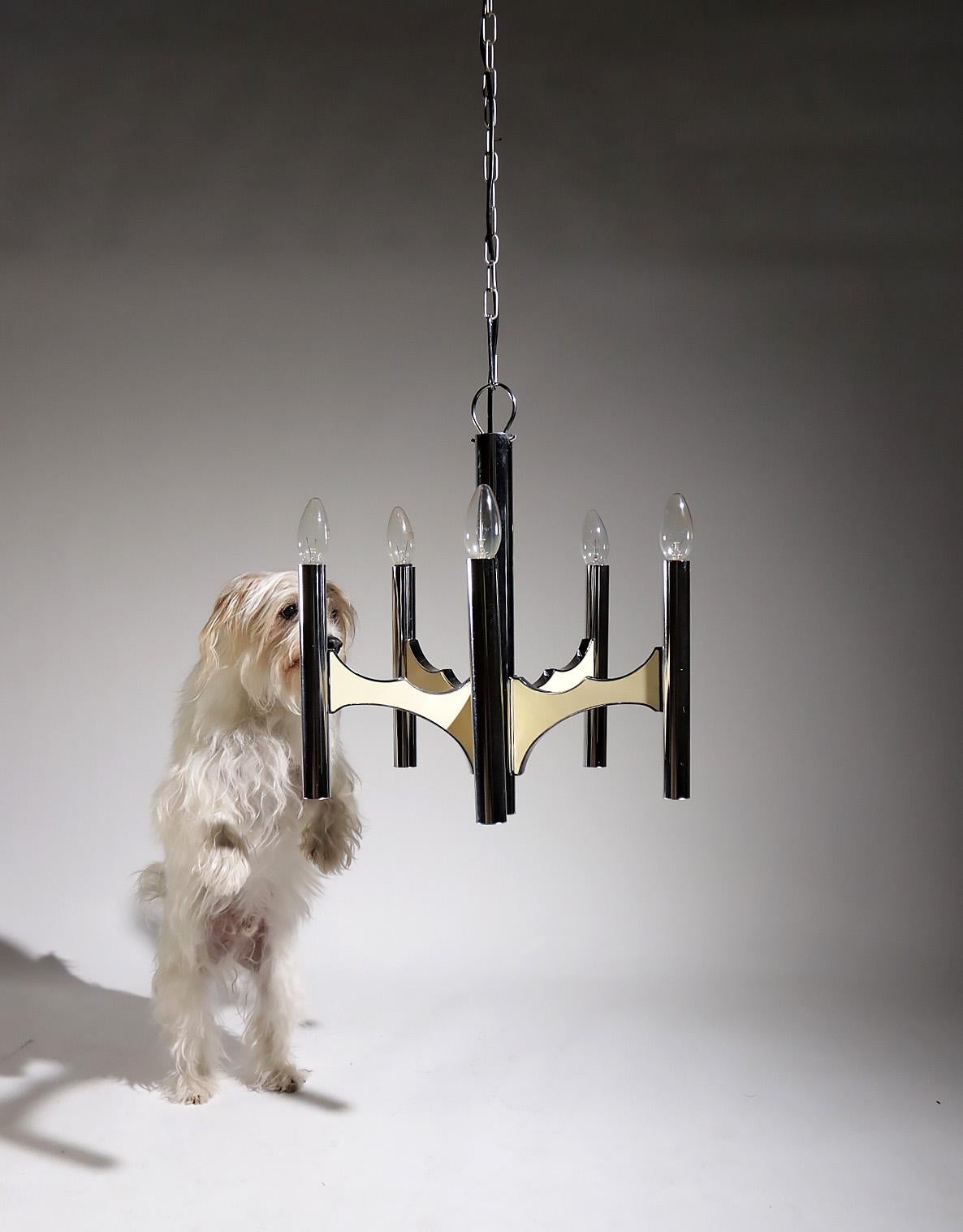 Lampada da soffitto o lampadario di design del Midcentury di Gaetano Sciolari degli anni '70.
La lampada è dotata di 5 punti luce e produce bellissimi lampi grazie ai riflessi sul cromo.

Misure: 42 cm di altezza (con la catena 125 cm di