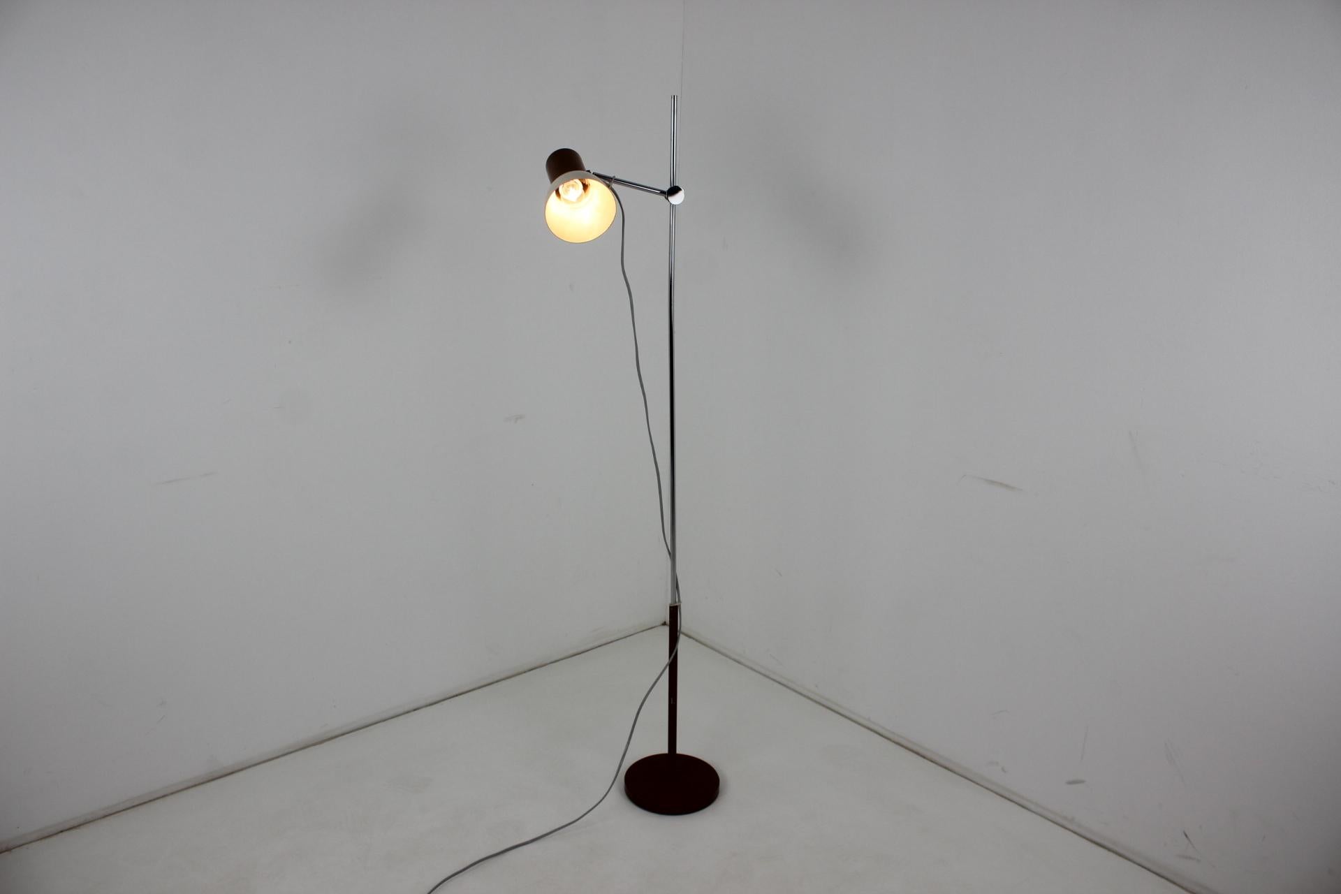 Mid-Century Design Adjustable Floor Lamp, 1970s For Sale 3