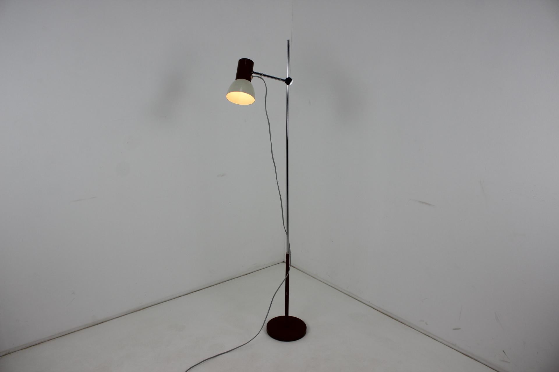 Mid-Century Design Adjustable Floor Lamp, 1970s For Sale 4