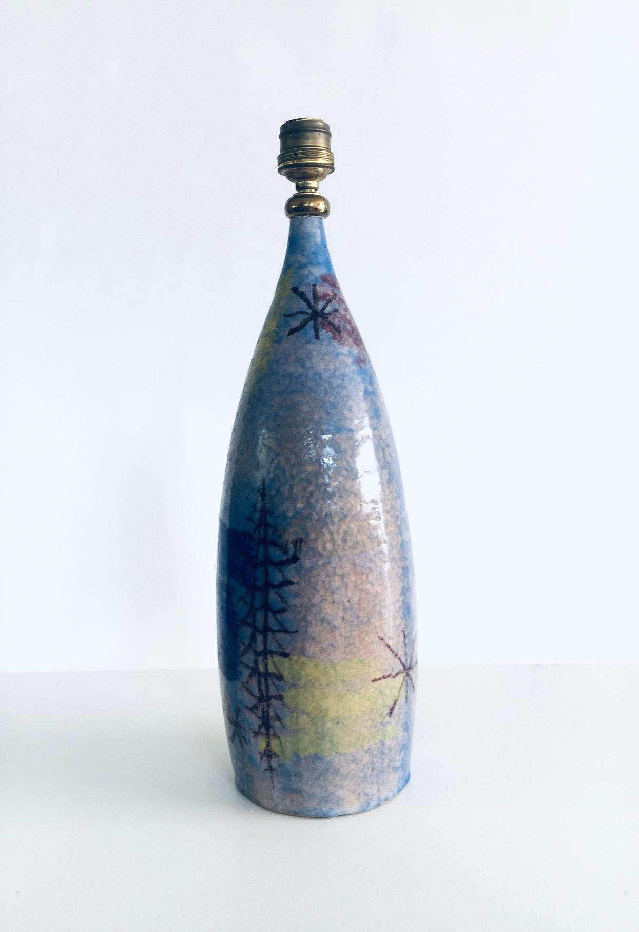 Vintage Midcentury Italian Design Art Studio Keramische Tischlampe, signiert CACF Faenza, Italien. Hergestellt in den 1950er Jahren. Handgefertigte Kunstkeramik-Lampenfassung mit Leuchte. Unten signiert. Abstrakter, mehrfarbig illustrierter