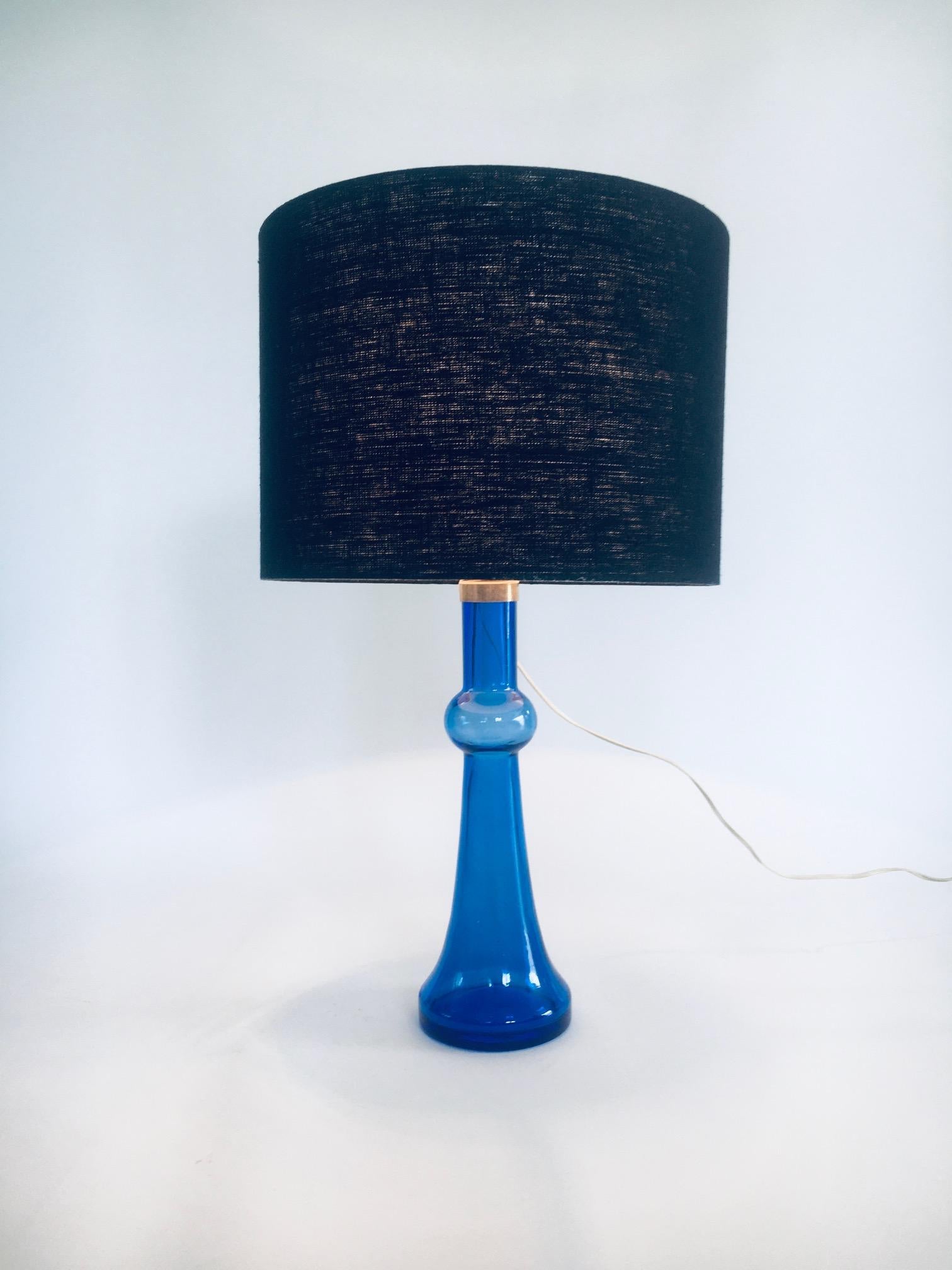 Blaue Glas-Tischlampe aus der Mitte des Jahrhunderts von Nanny Still für Raak für Raak, 1960er Jahre im Angebot 4