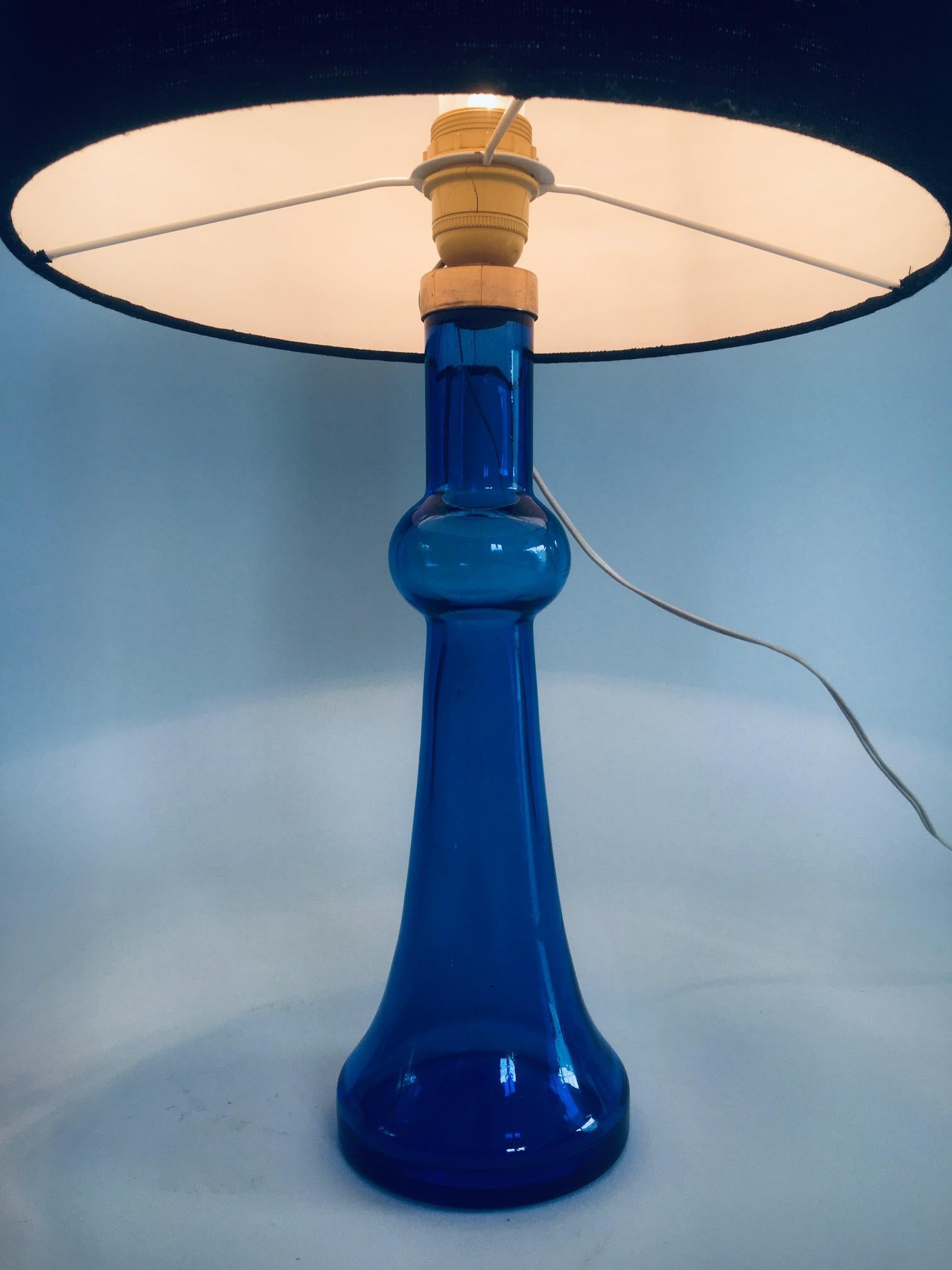 Blaue Glas-Tischlampe aus der Mitte des Jahrhunderts von Nanny Still für Raak für Raak, 1960er Jahre im Angebot 6