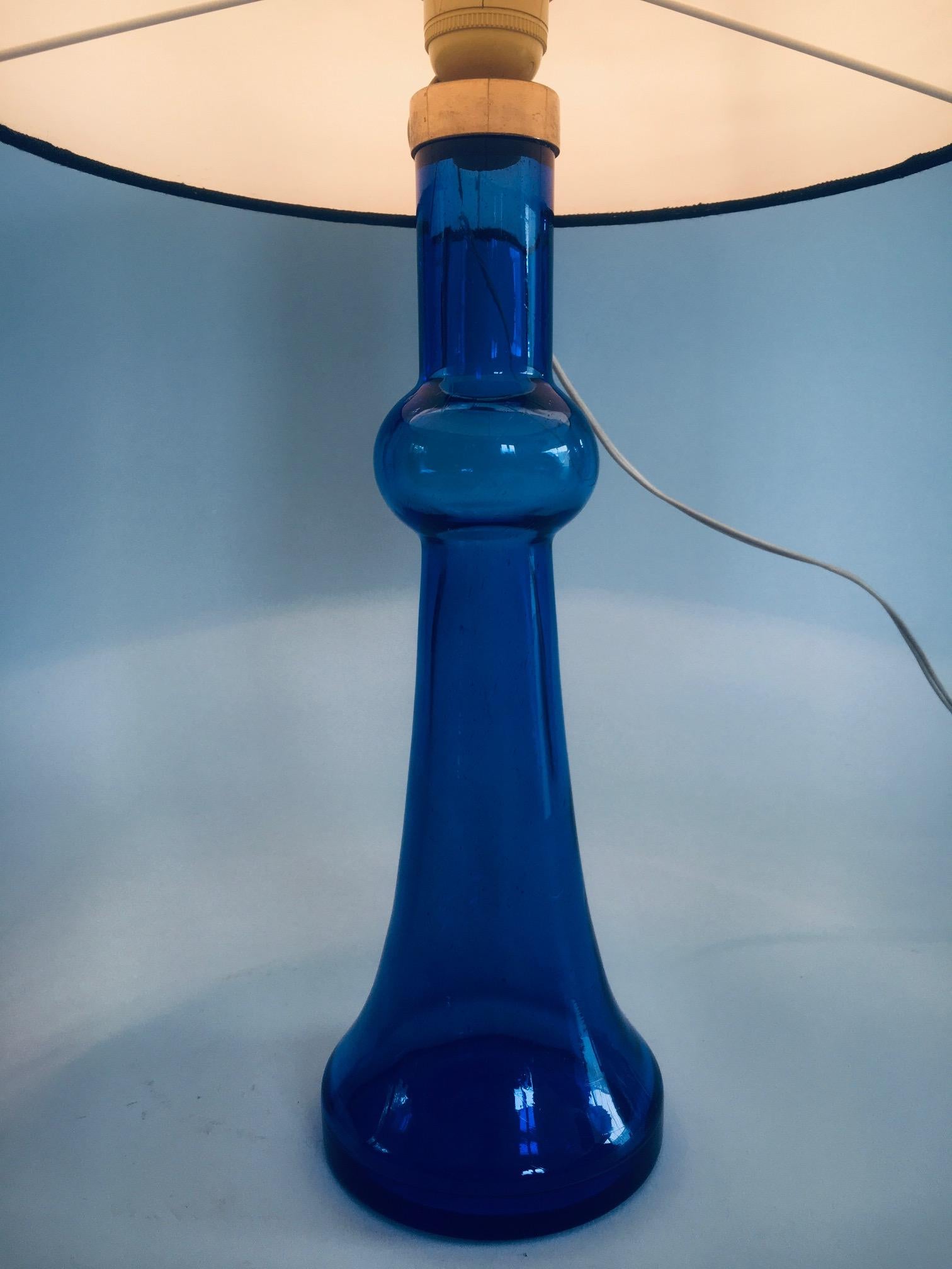 Blaue Glas-Tischlampe aus der Mitte des Jahrhunderts von Nanny Still für Raak für Raak, 1960er Jahre im Angebot 7