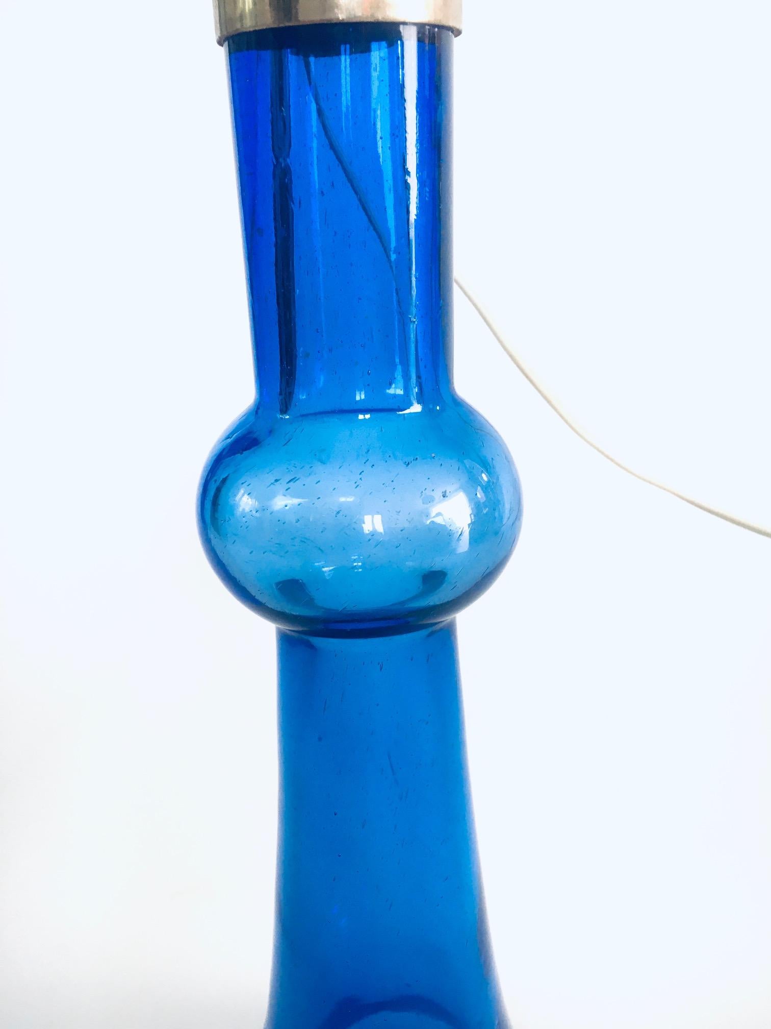 Blaue Glas-Tischlampe aus der Mitte des Jahrhunderts von Nanny Still für Raak für Raak, 1960er Jahre (Mitte des 20. Jahrhunderts) im Angebot