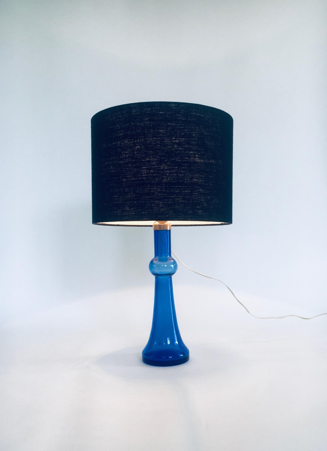 Blaue Glas-Tischlampe aus der Mitte des Jahrhunderts von Nanny Still für Raak für Raak, 1960er Jahre im Angebot 1