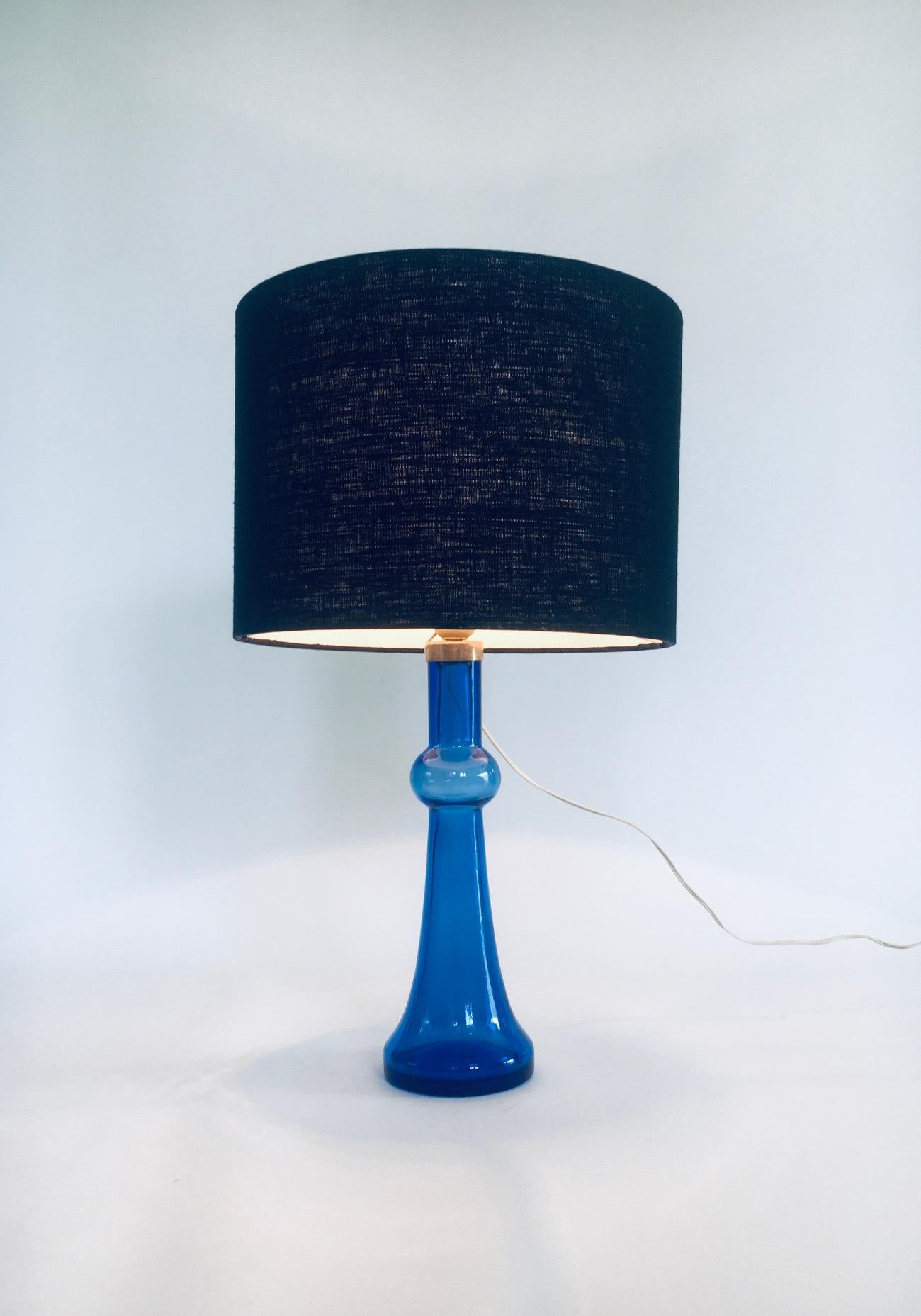 Blaue Glas-Tischlampe aus der Mitte des Jahrhunderts von Nanny Still für Raak für Raak, 1960er Jahre im Angebot 2