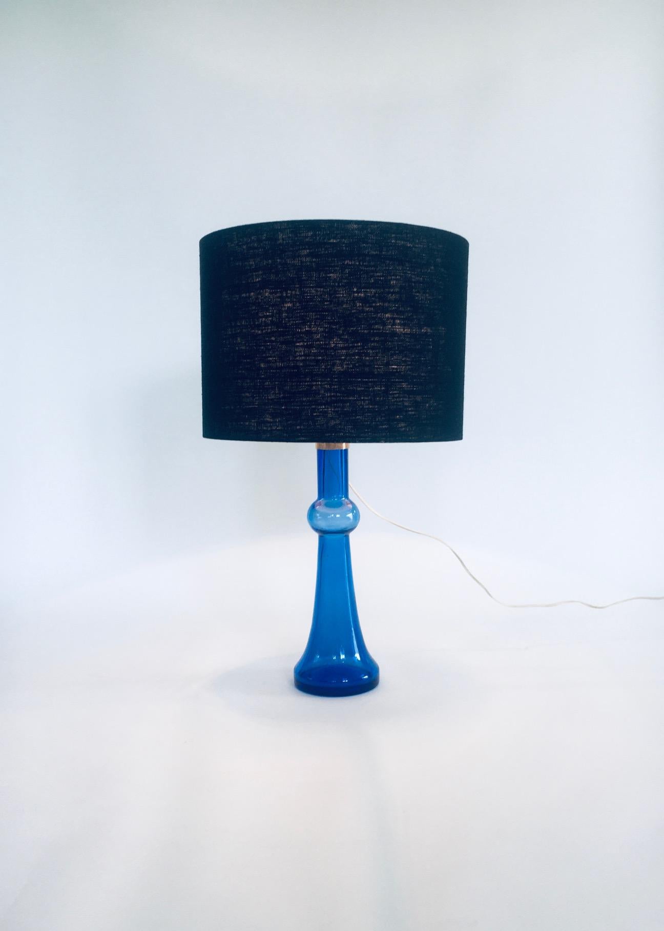 Blaue Glas-Tischlampe aus der Mitte des Jahrhunderts von Nanny Still für Raak für Raak, 1960er Jahre im Angebot 3
