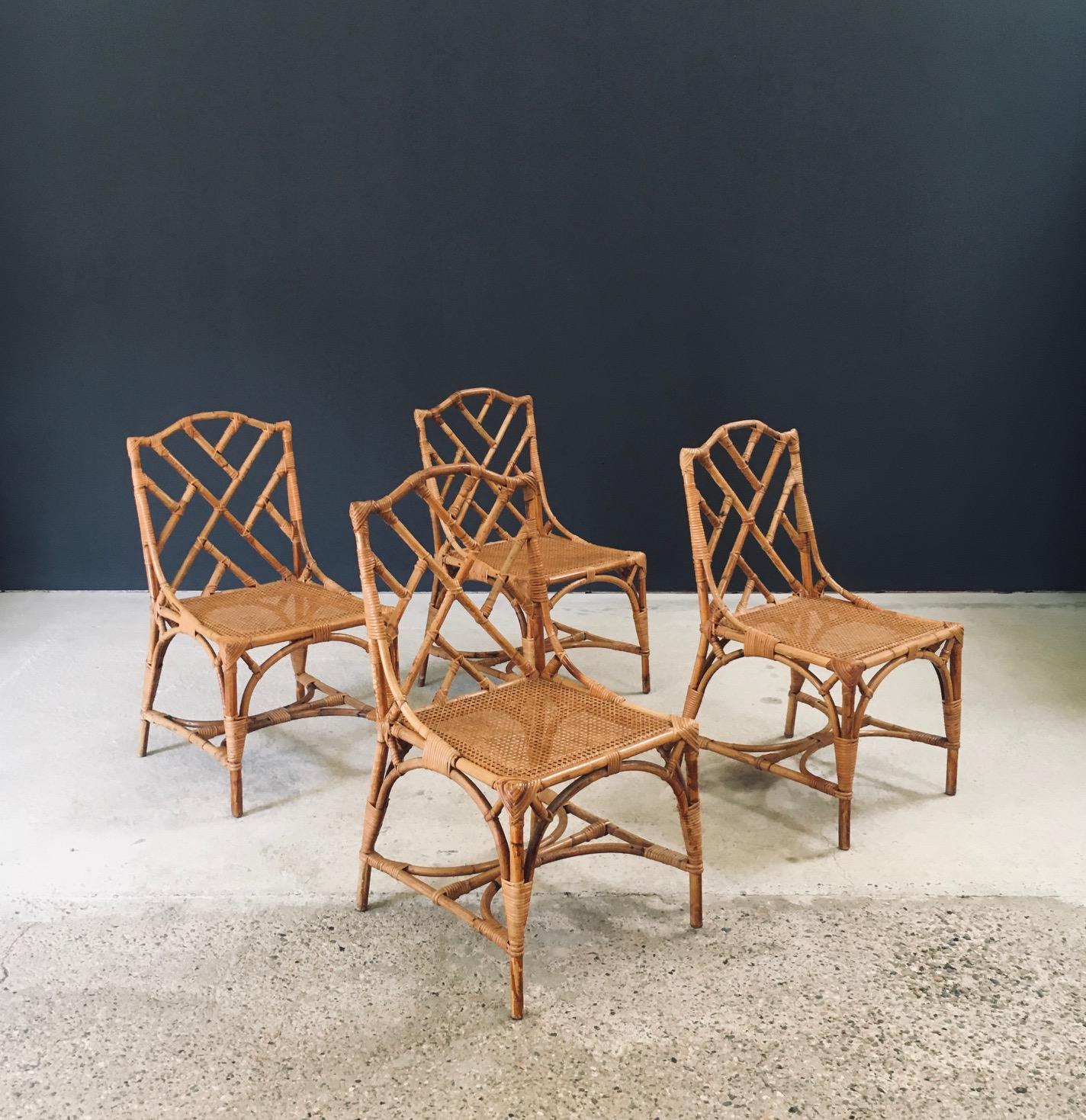 Juego de 4 sillas de comedor de bambú estilo Chippendale con diseño boho vintage de mediados de siglo. Fabricadas en Italia, época de los años 60. Sillas construidas en bambú con asientos tejidos con cinchas. Vienen en buen estado general, con los