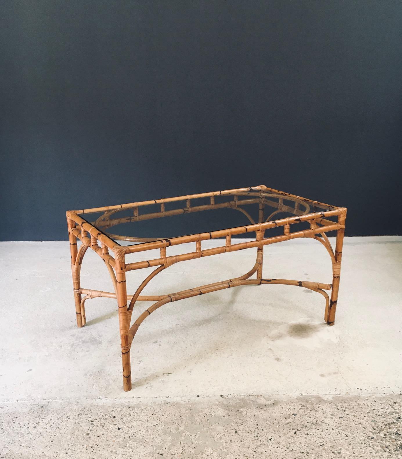 Mesa de comedor de bambú y cristal de estilo Chippendale con diseño boho vintage de mediados de siglo. Fabricado en Italia, época de 1960. Mesa construida en bambú con tablero de cristal que se asienta en el marco de bambú. Se presenta en buen