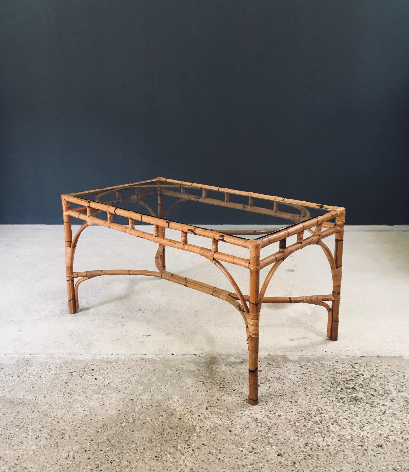 Mesa de comedor de bambú estilo Chippendale de diseño de mediados de siglo, Italia Años 60 mediados del siglo XX en venta